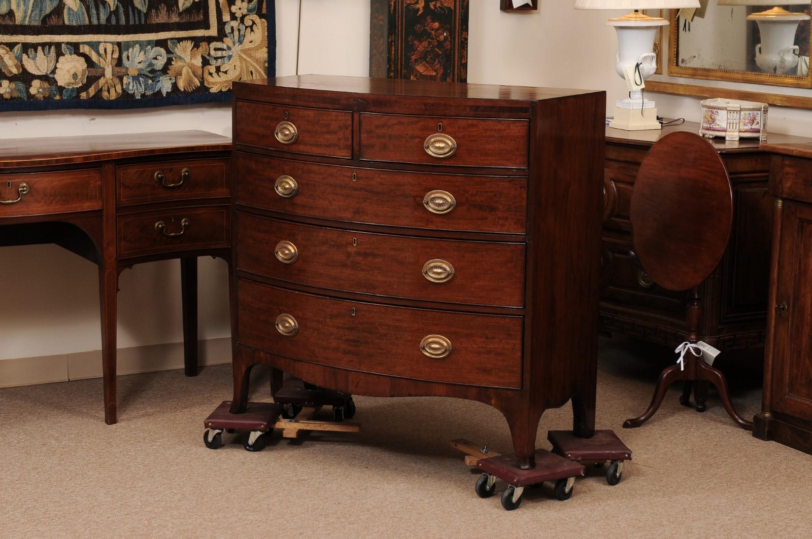English 19th Century Bowfront Mahogany Chest en vente 4