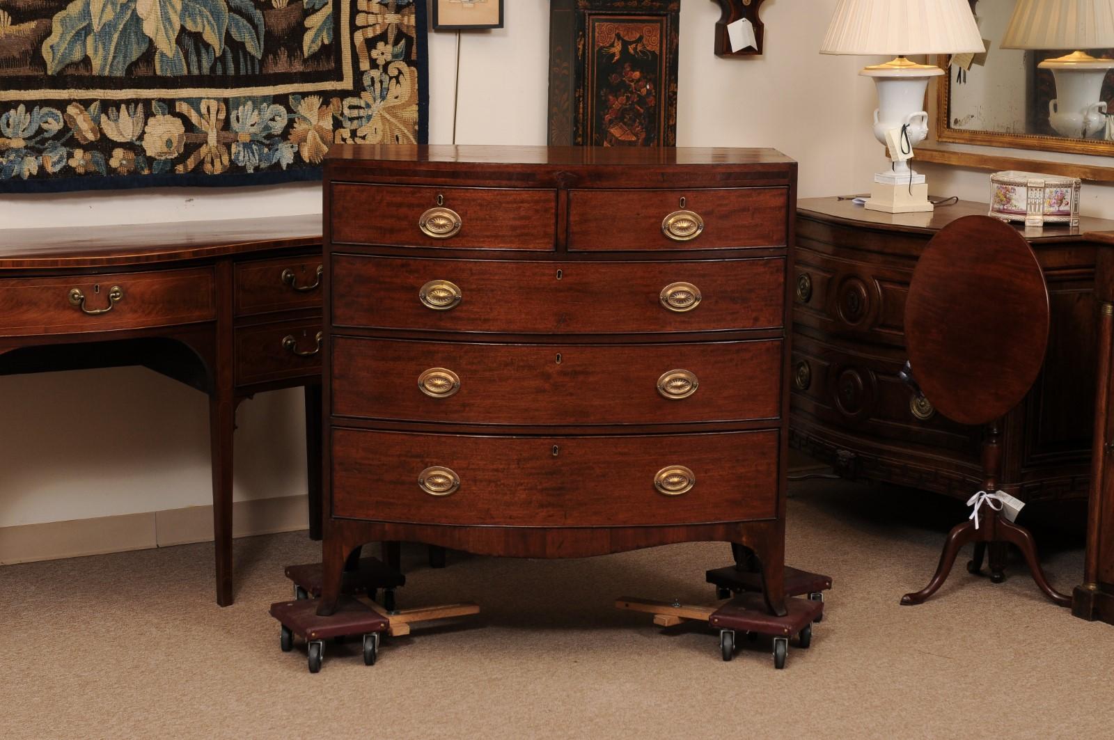 English 19th Century Bowfront Mahogany Chest en vente 5