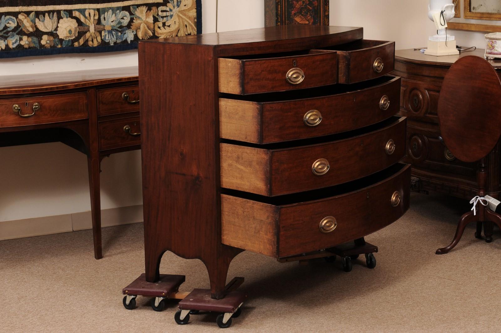 Anglais English 19th Century Bowfront Mahogany Chest en vente