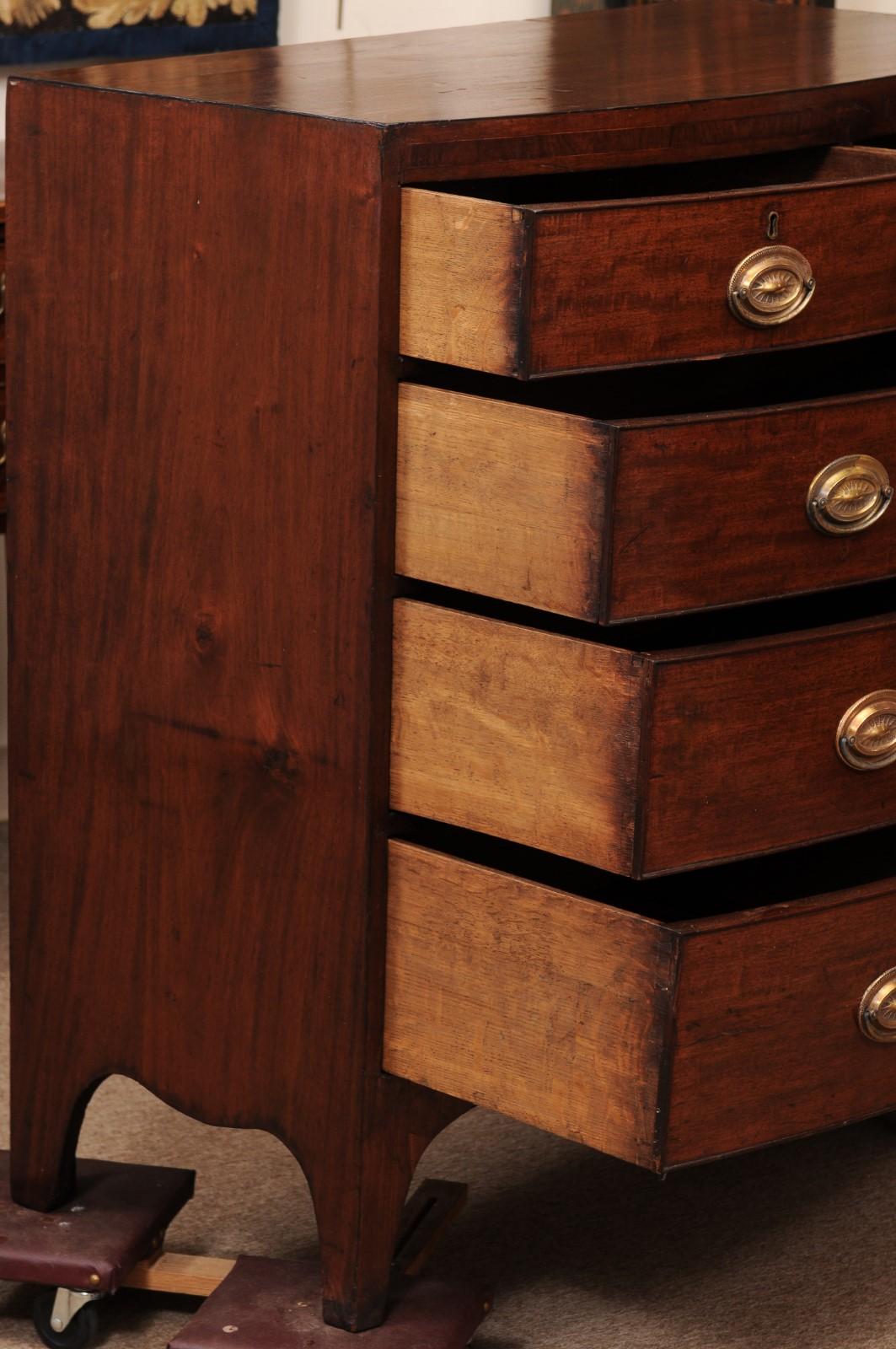 English 19th Century Bowfront Mahogany Chest État moyen - En vente à Atlanta, GA