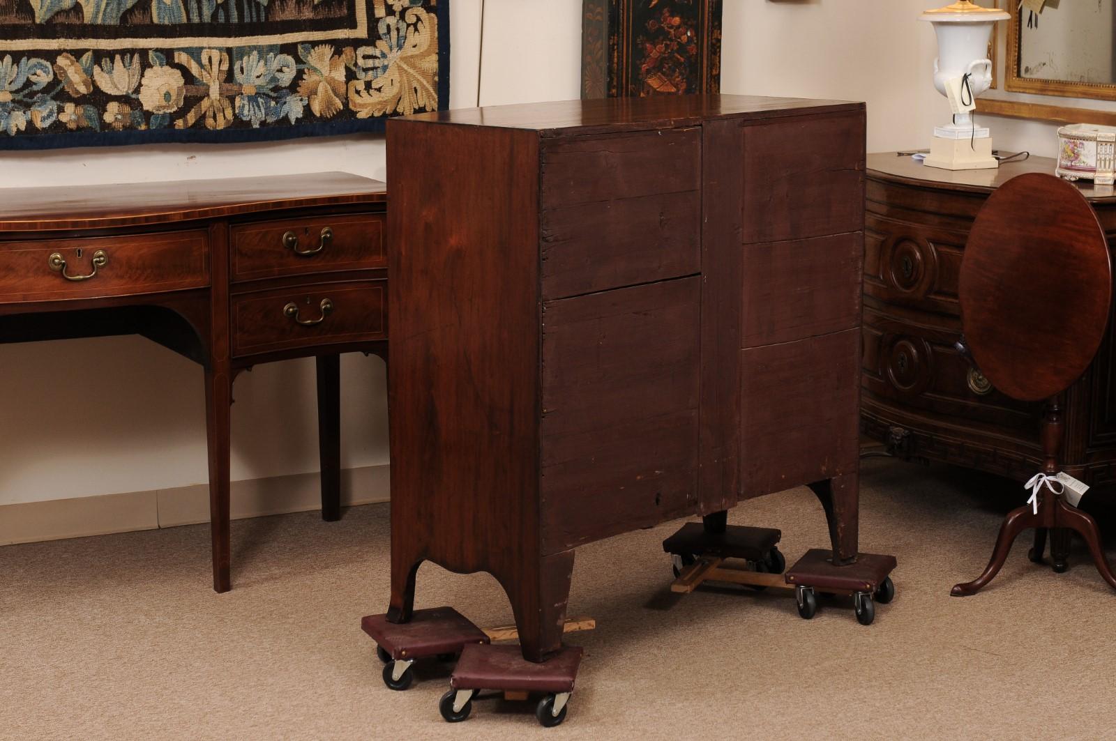 English 19th Century Bowfront Mahogany Chest en vente 2
