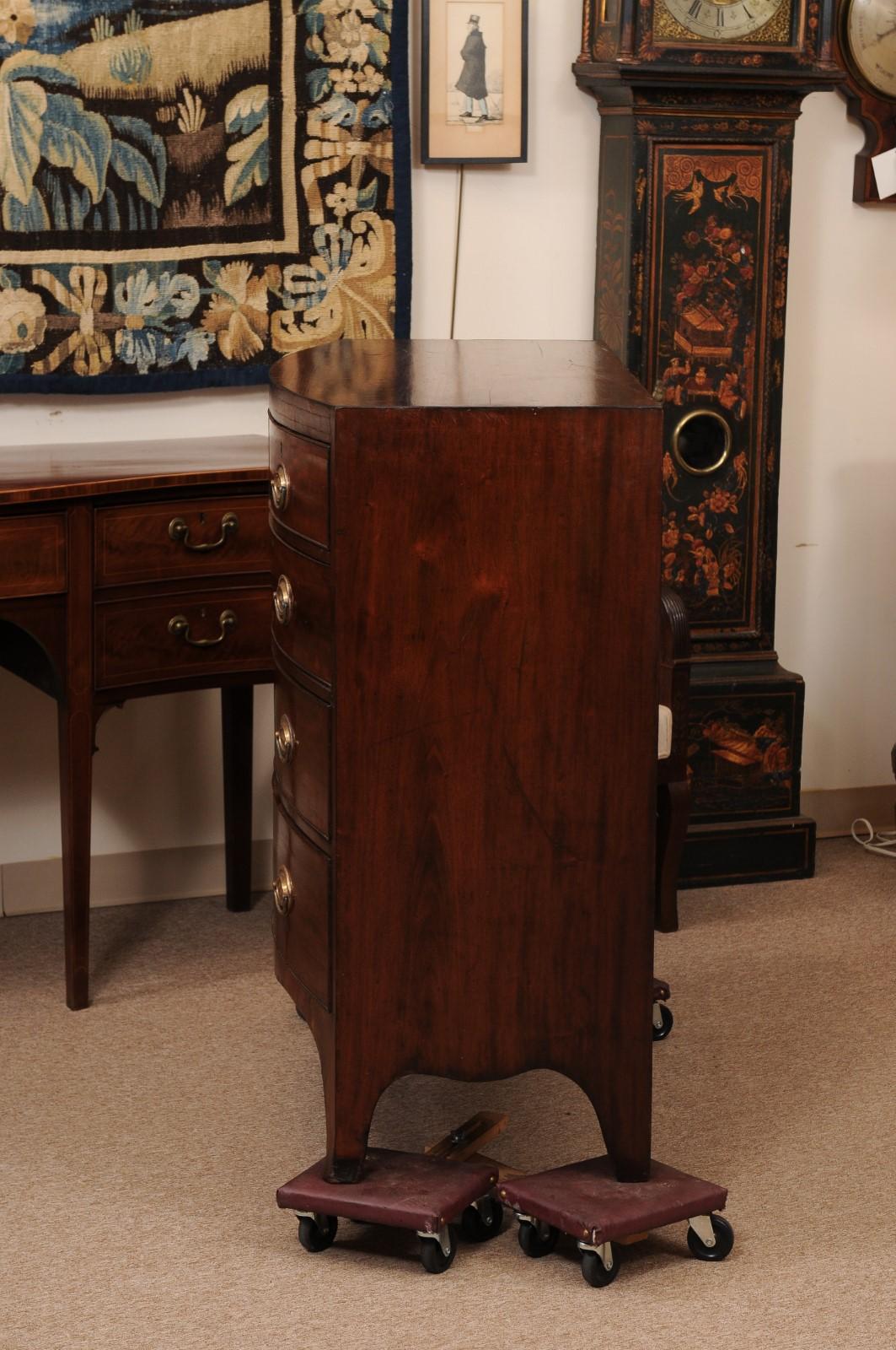 English 19th Century Bowfront Mahogany Chest en vente 3