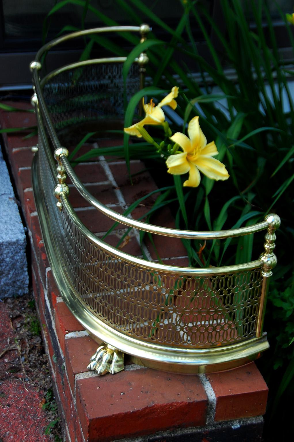 English 19th Century Brass Brass Bowfront Fender with Paw Feet and Rail In Good Condition In Wells, ME