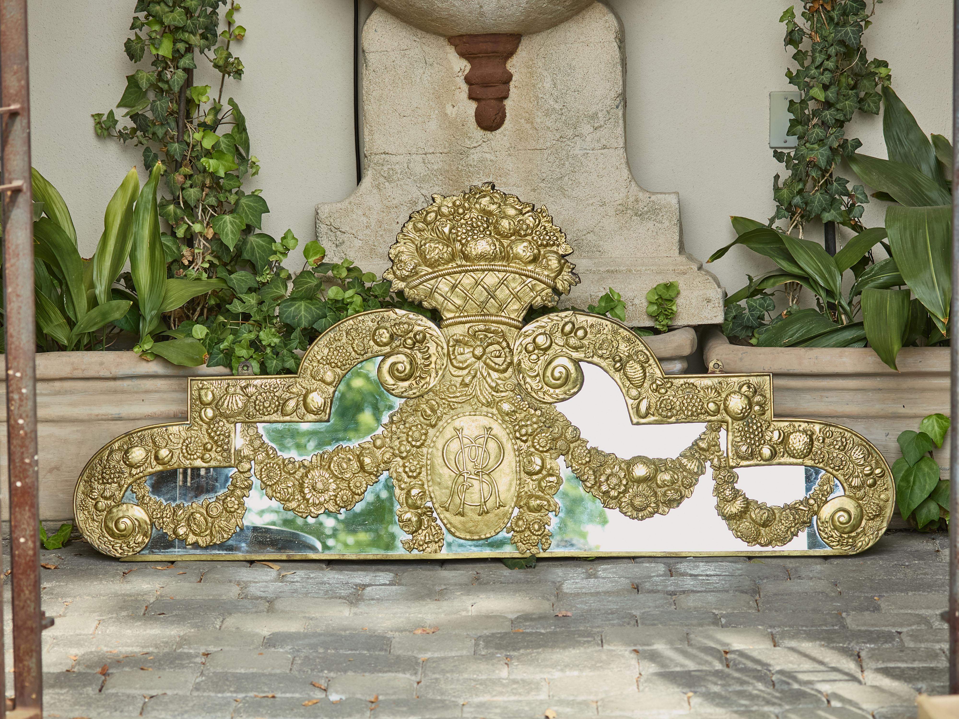 Inglese Elemento architettonico in ottone e specchio del XIX secolo inglese con decorazioni floreali in vendita