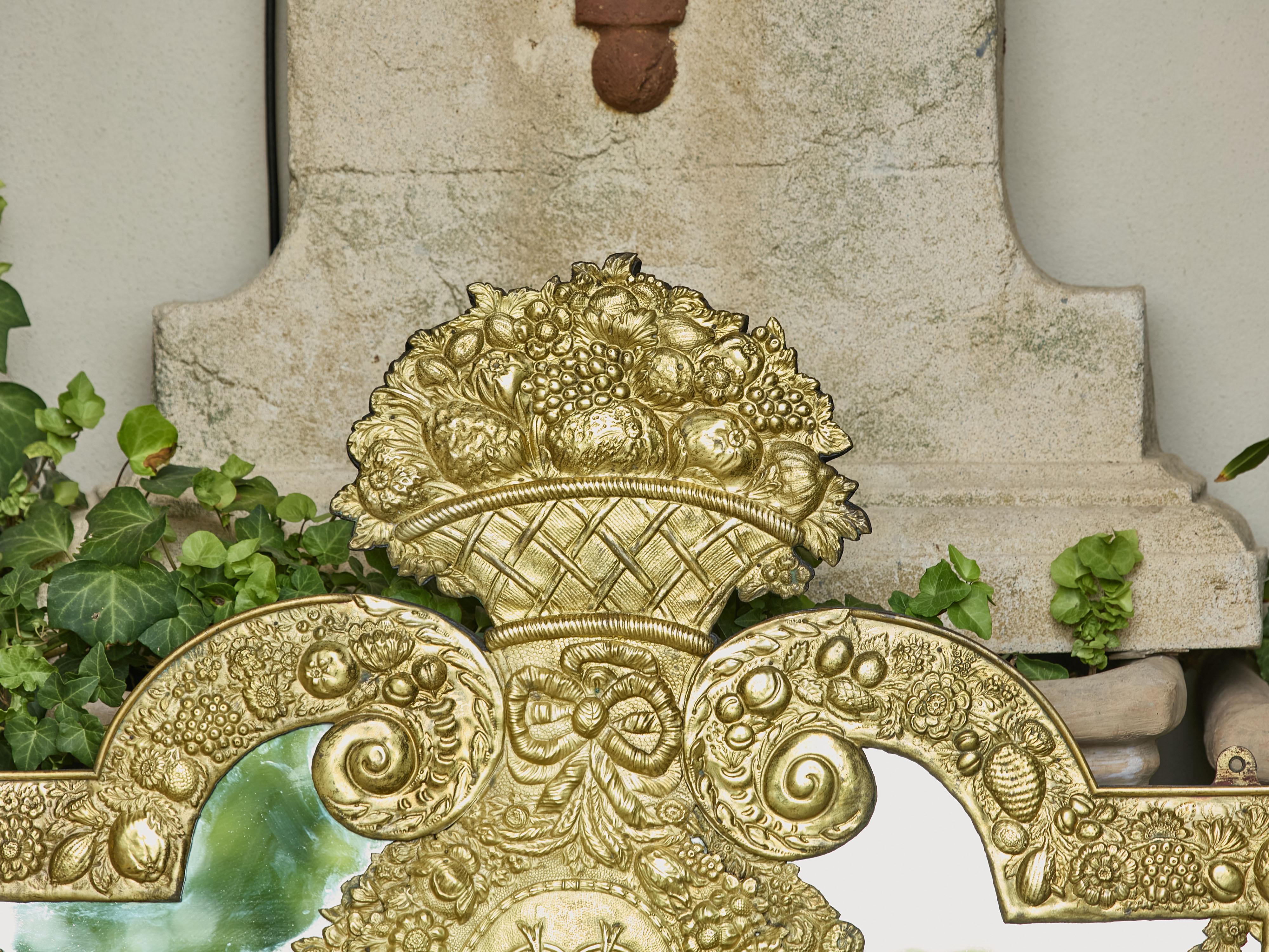 Ottone Elemento architettonico in ottone e specchio del XIX secolo inglese con decorazioni floreali in vendita