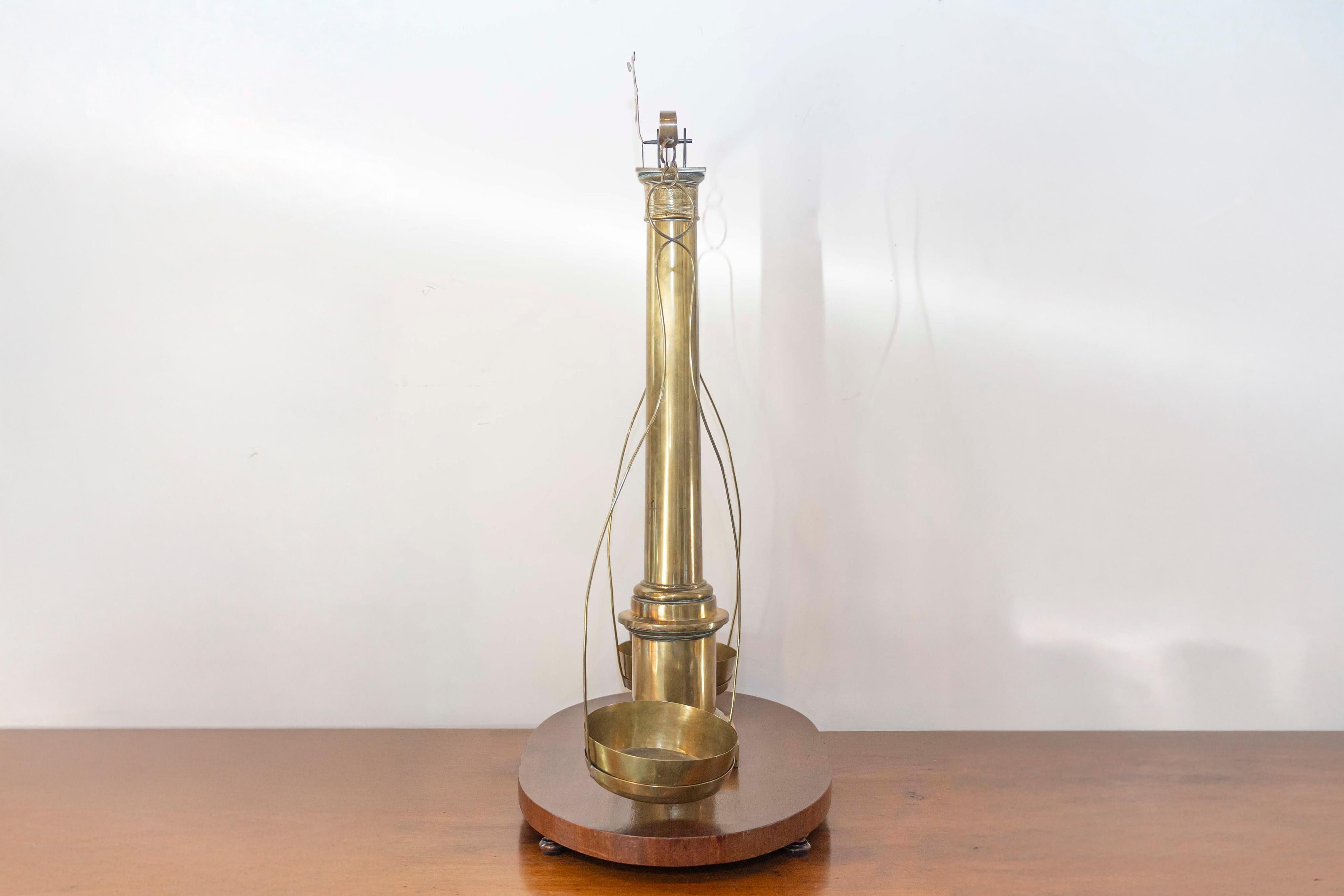 Laiton Scale Herbalist anglaise du 19ème siècle avec colonne centrale et motif de lyre en vente