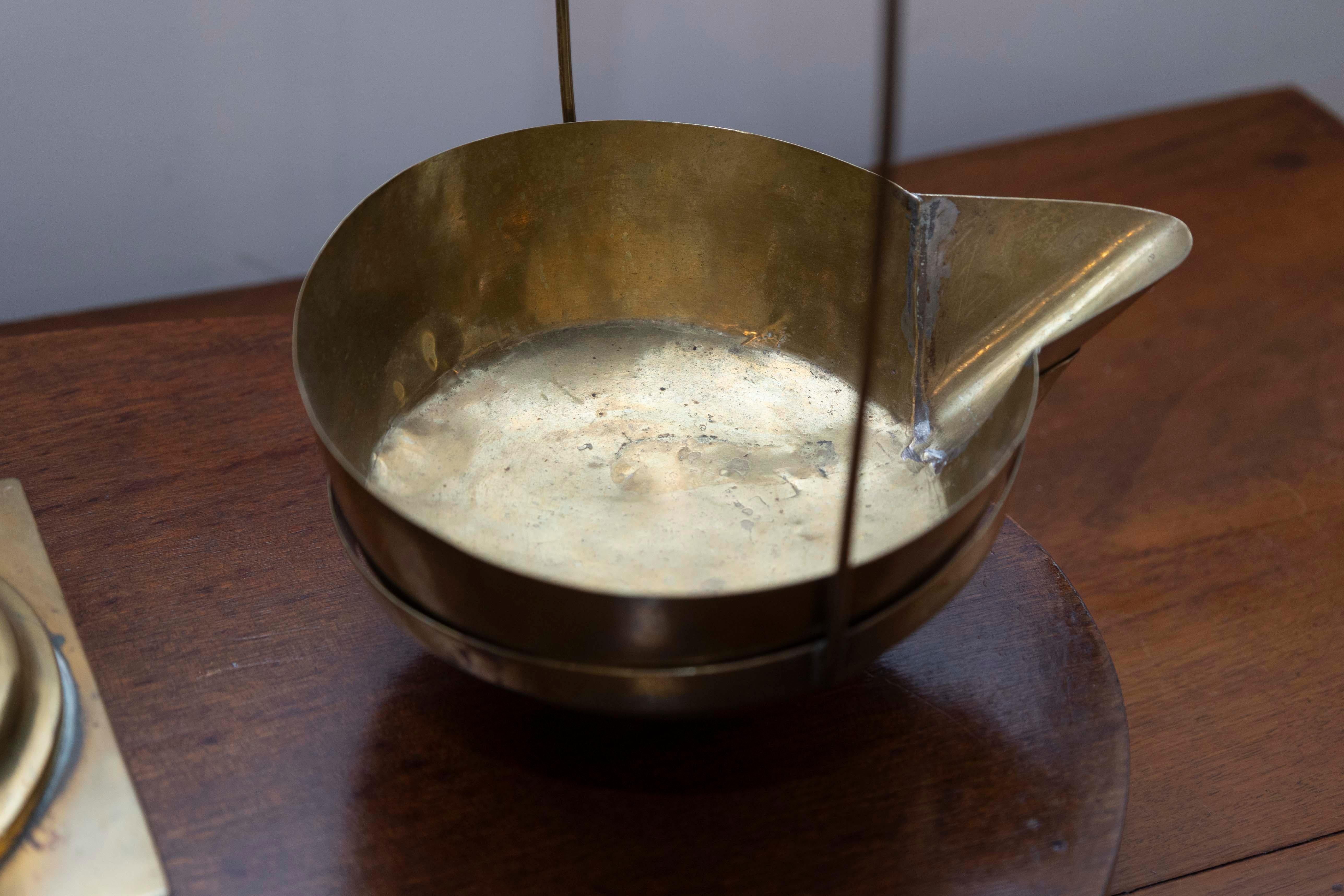 Scale Herbalist anglaise du 19ème siècle avec colonne centrale et motif de lyre en vente 1