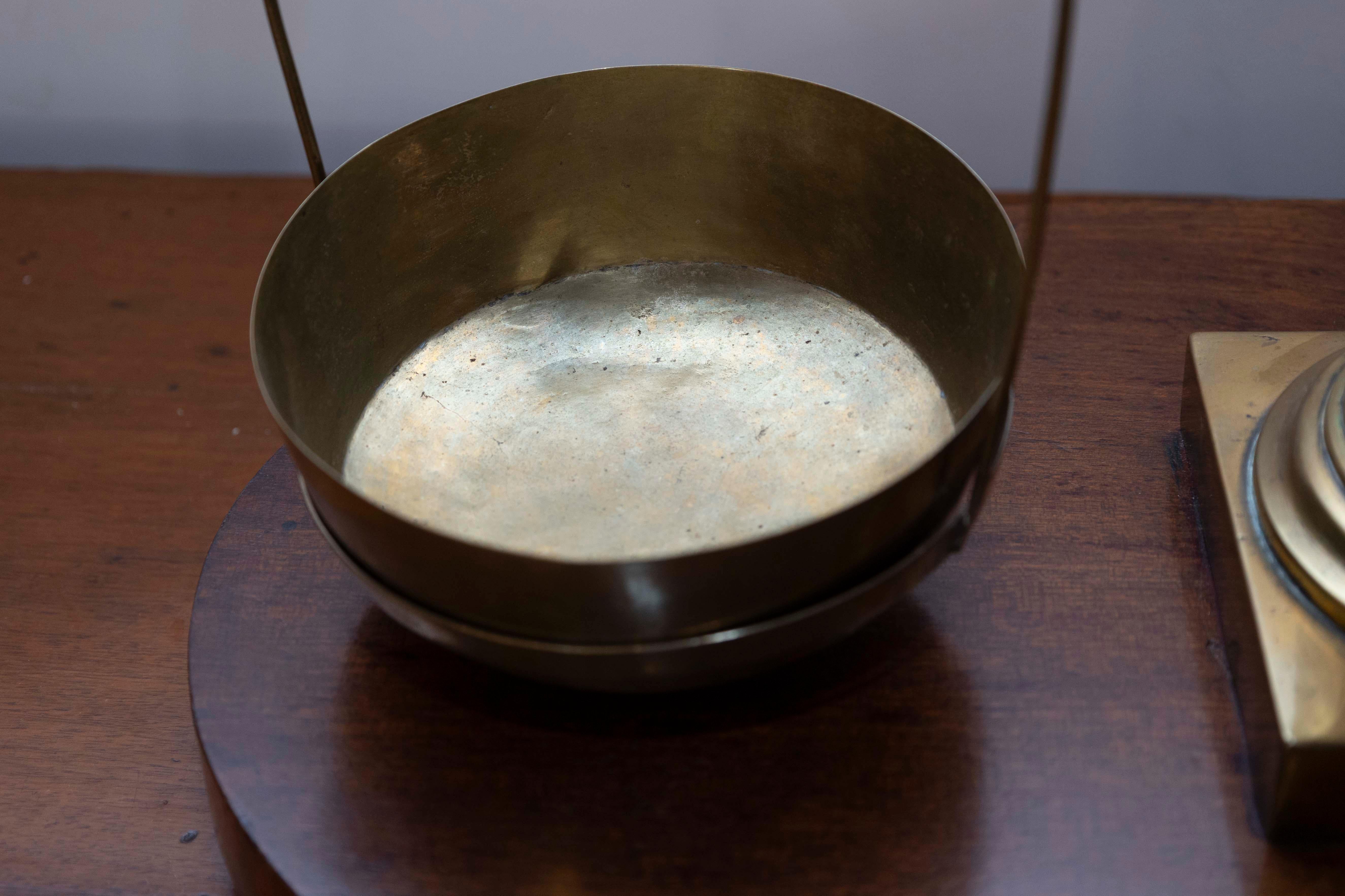 Scale Herbalist anglaise du 19ème siècle avec colonne centrale et motif de lyre en vente 2