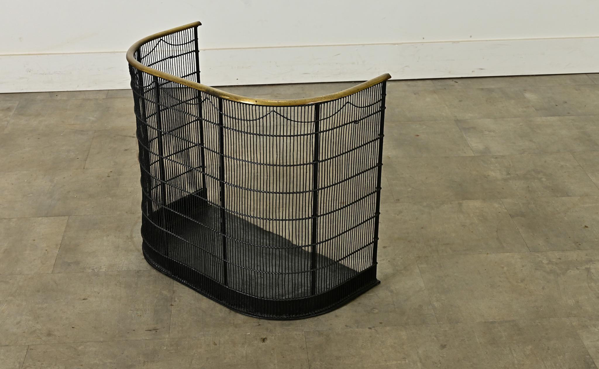 Uno splendido paravento o protezione per caminetto inglese dipinto, realizzato nel 1890 circa. Il design perforato ha lo scopo di permettere a tutti di godere della vista e del calore di un fuoco a legna da una distanza di sicurezza. Questo