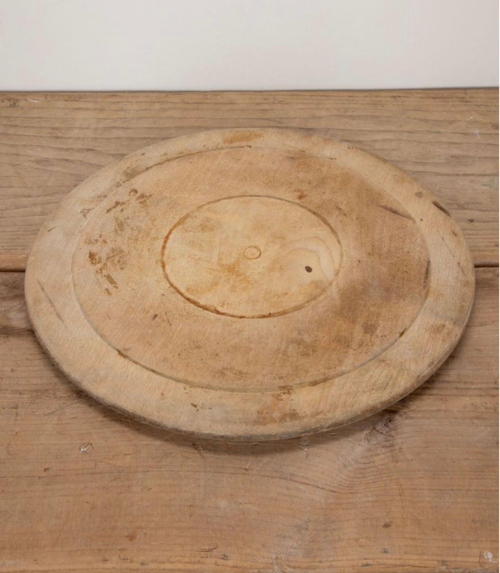 Englisches, handgeschnitztes Brotbrett aus Bergahorn des 19. Jahrhunderts.
Eine stattliche Größe mit einem schönen, tief geschnitzten Weizenrand. 
Um 1890.