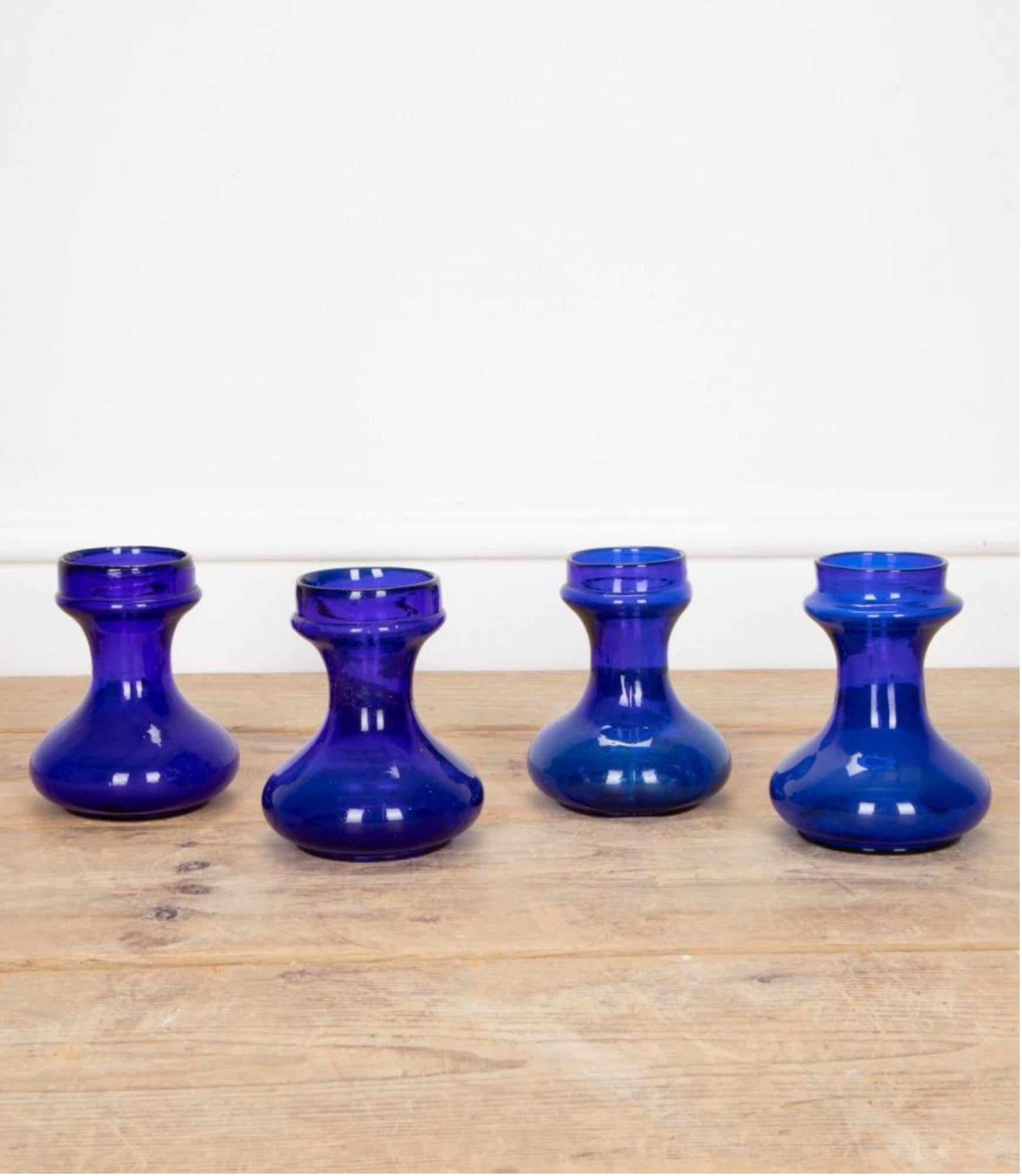 Selezione di vasi di giacinti blu Bristol in perfette condizioni.
Inglese, circa 1900.
Prezzo individuale.