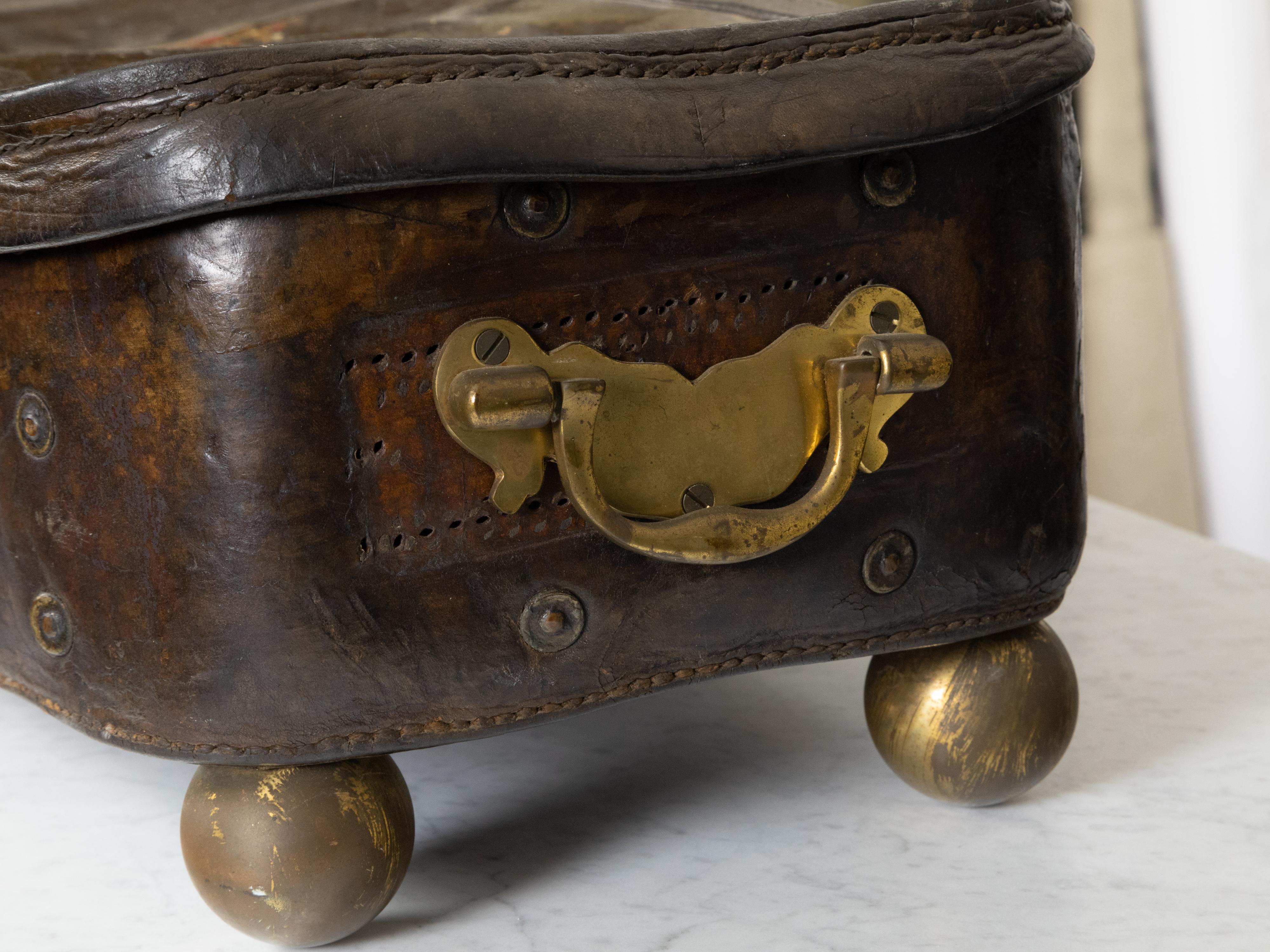 English 19th Century Brown Leather Case with GR Crowned Monogram and Ball Feet For Sale 6