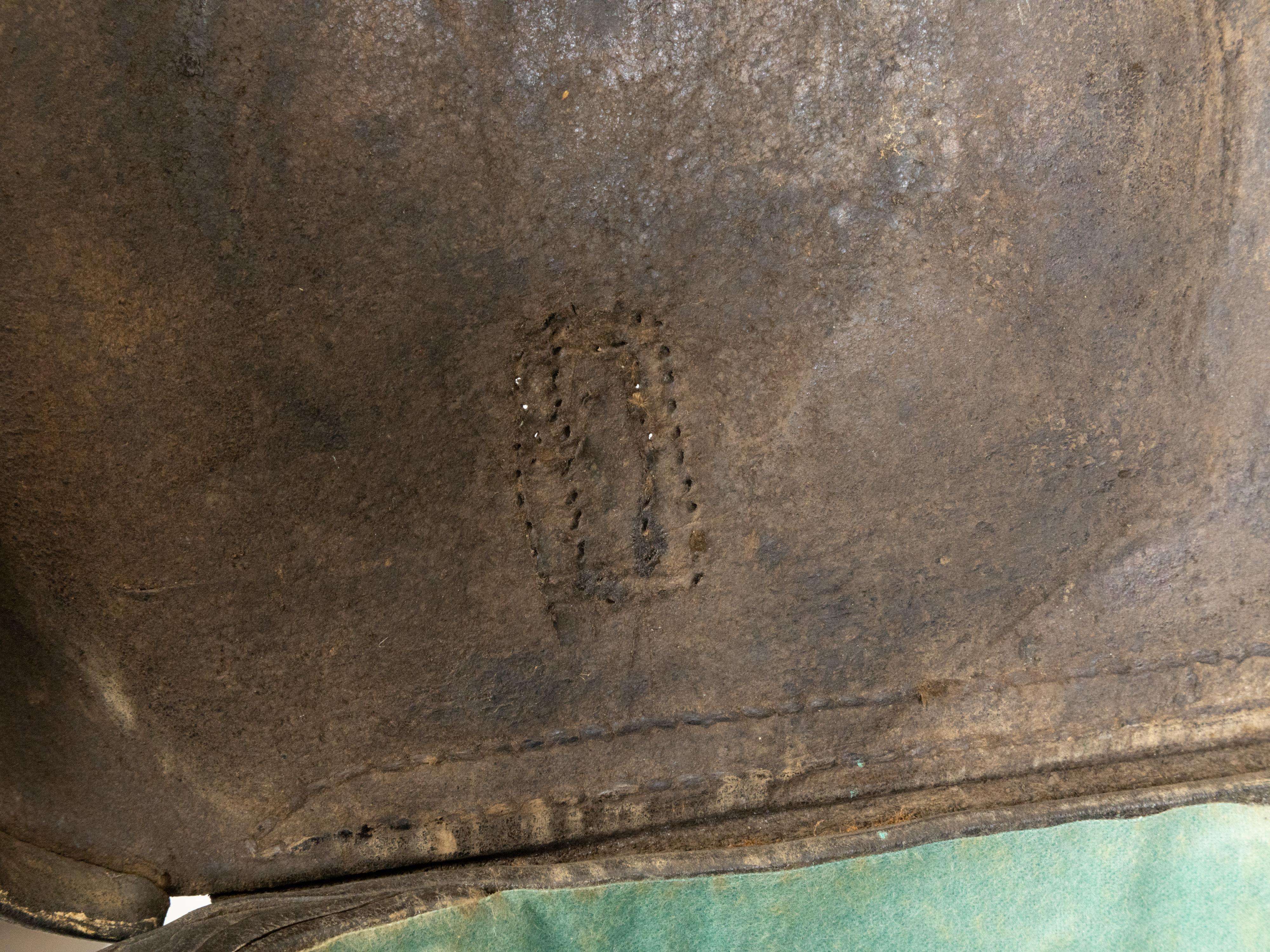 English 19th Century Brown Leather Case with GR Crowned Monogram and Ball Feet For Sale 7
