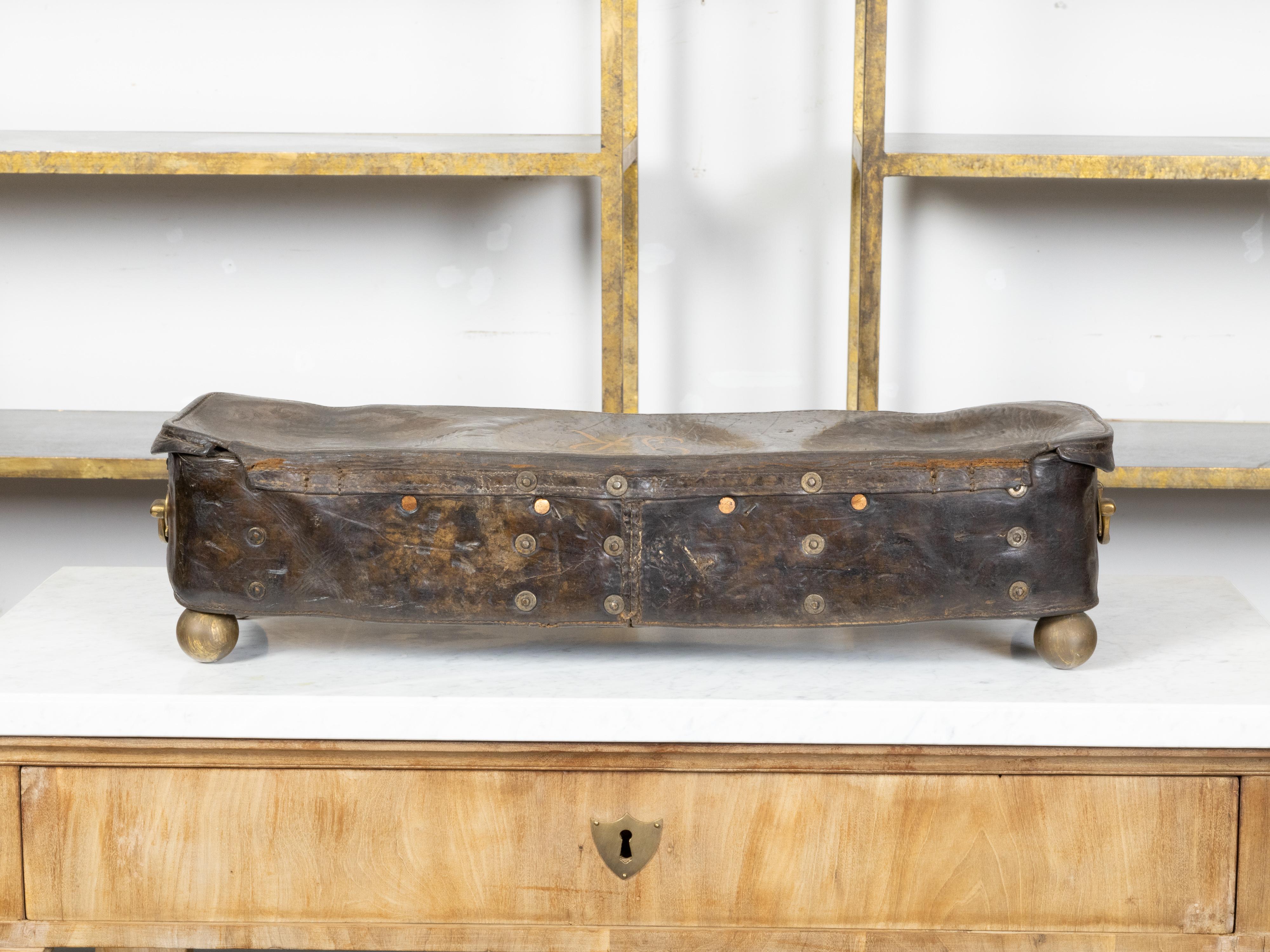 Antica valigetta inglese in pelle del XIX secolo, con monogramma coronato in GR, maniglie in ottone e piedini a sfera. Creata in Inghilterra nel XIX secolo, questa custodia in pelle marrone ci affascina per il suo aspetto semplice e la sua patina