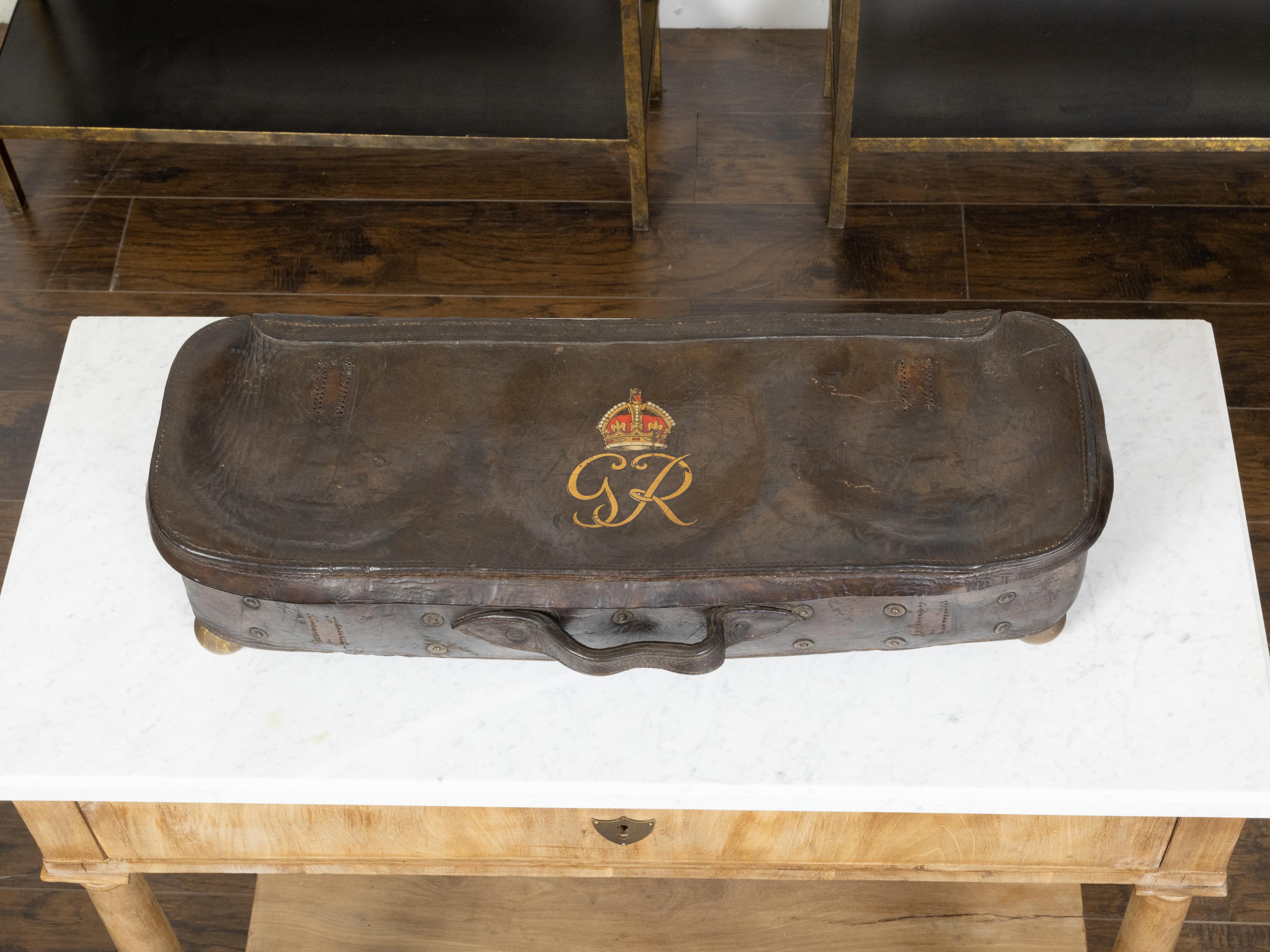 Inglese Valigetta inglese del XIX secolo in pelle marrone con monogramma a corona GR e piedini a sfera in vendita