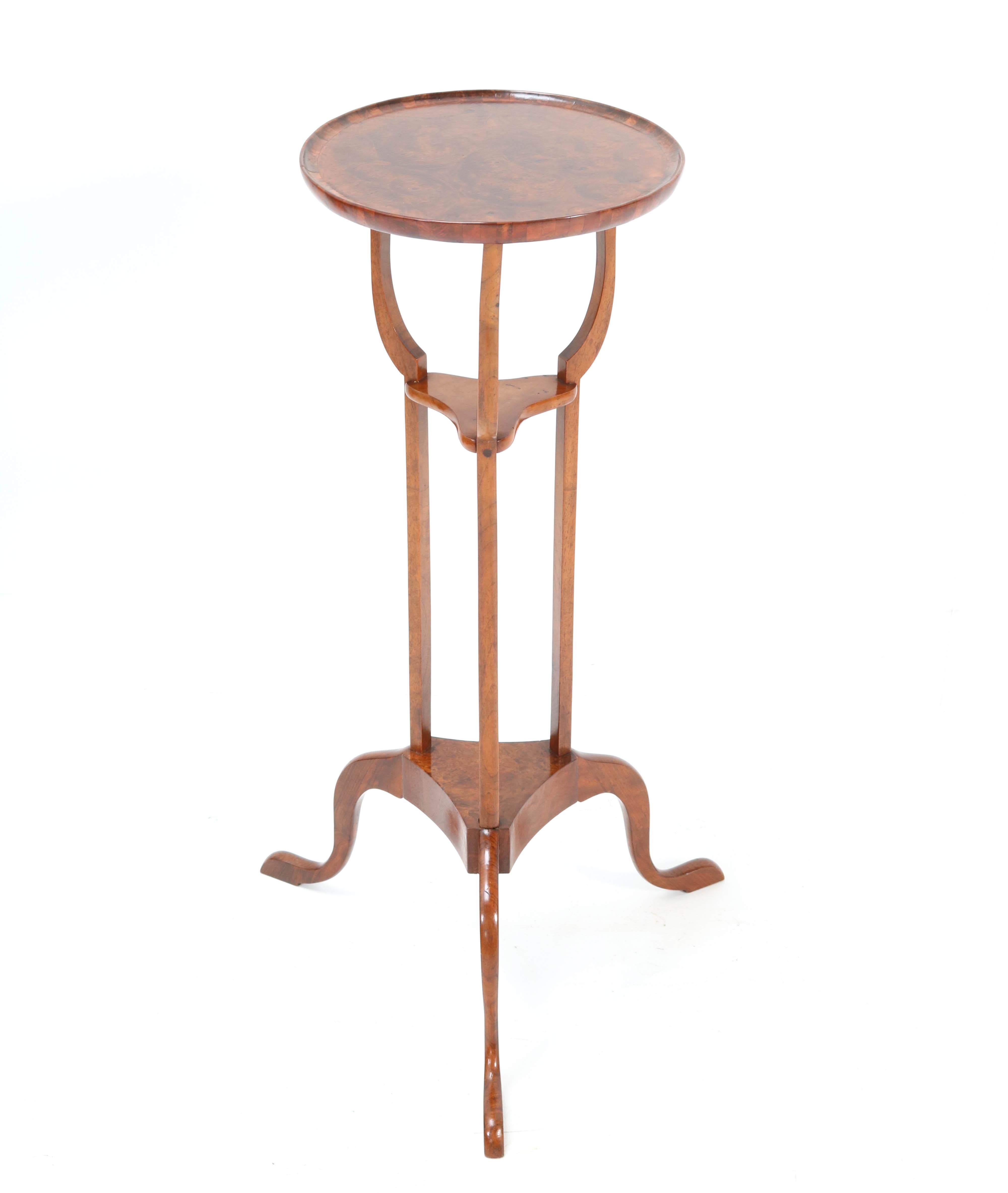 Magnificent and rare tripod occasional table.
Striking English design from the 19th century.
Solid walnut and burl veneer.
Measurements top: 31 cm or 12.2 in.
In very good refinished condition with a beautiful patina.