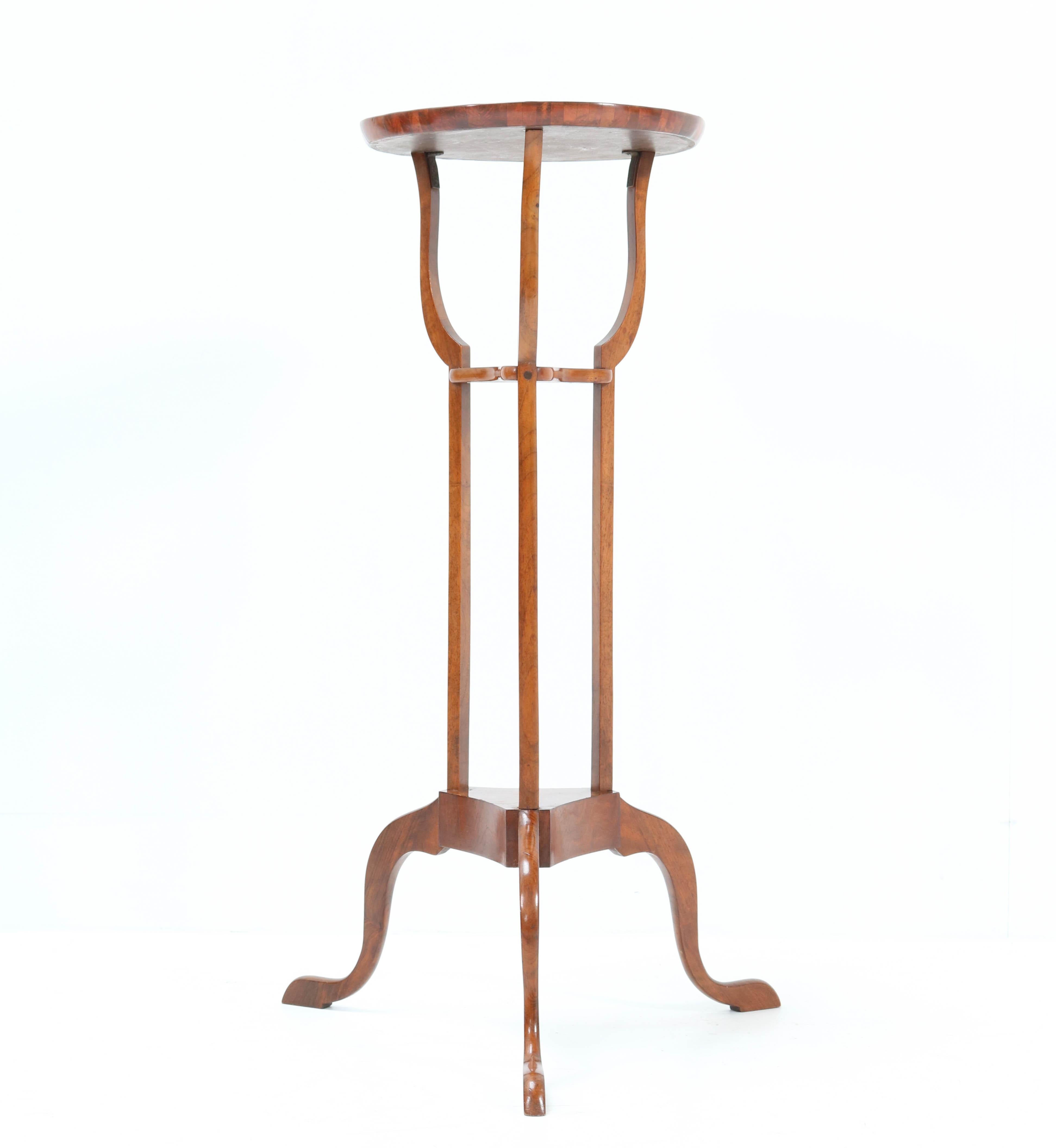 Table d'appoint à trois pieds en ronce de noyer et en noyer du 19ème siècle anglais Bon état - En vente à Amsterdam, NL