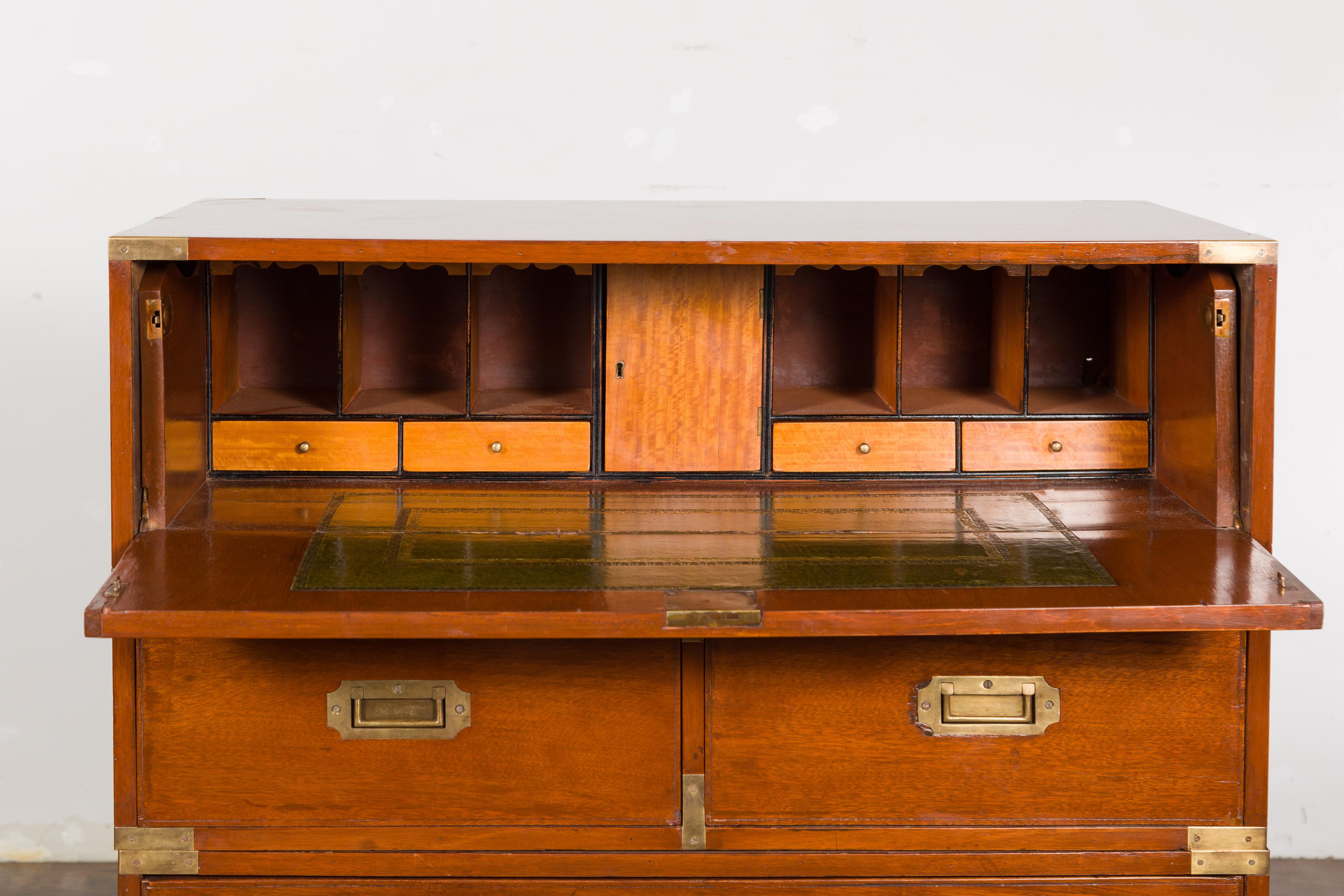 Englische Kampagnentruhe des 19. Jahrhunderts mit ausklappbarem Schreibtisch und vier Schubladen im Angebot 9