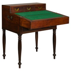 Englische Kampagnen-Mahagoni-Schachtel aus dem 19. Jahrhundert mit ungefaltetem Schreibtisch und Schubladen