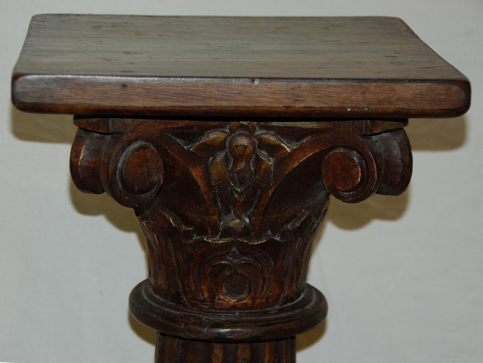 English 19th century carved wooden Corinthian column, used as a pedestal for displaying objets or lighting. The, carved capital and reeded column rest on a stepped carved base. Late 19th century. 46 3/4 inches high.