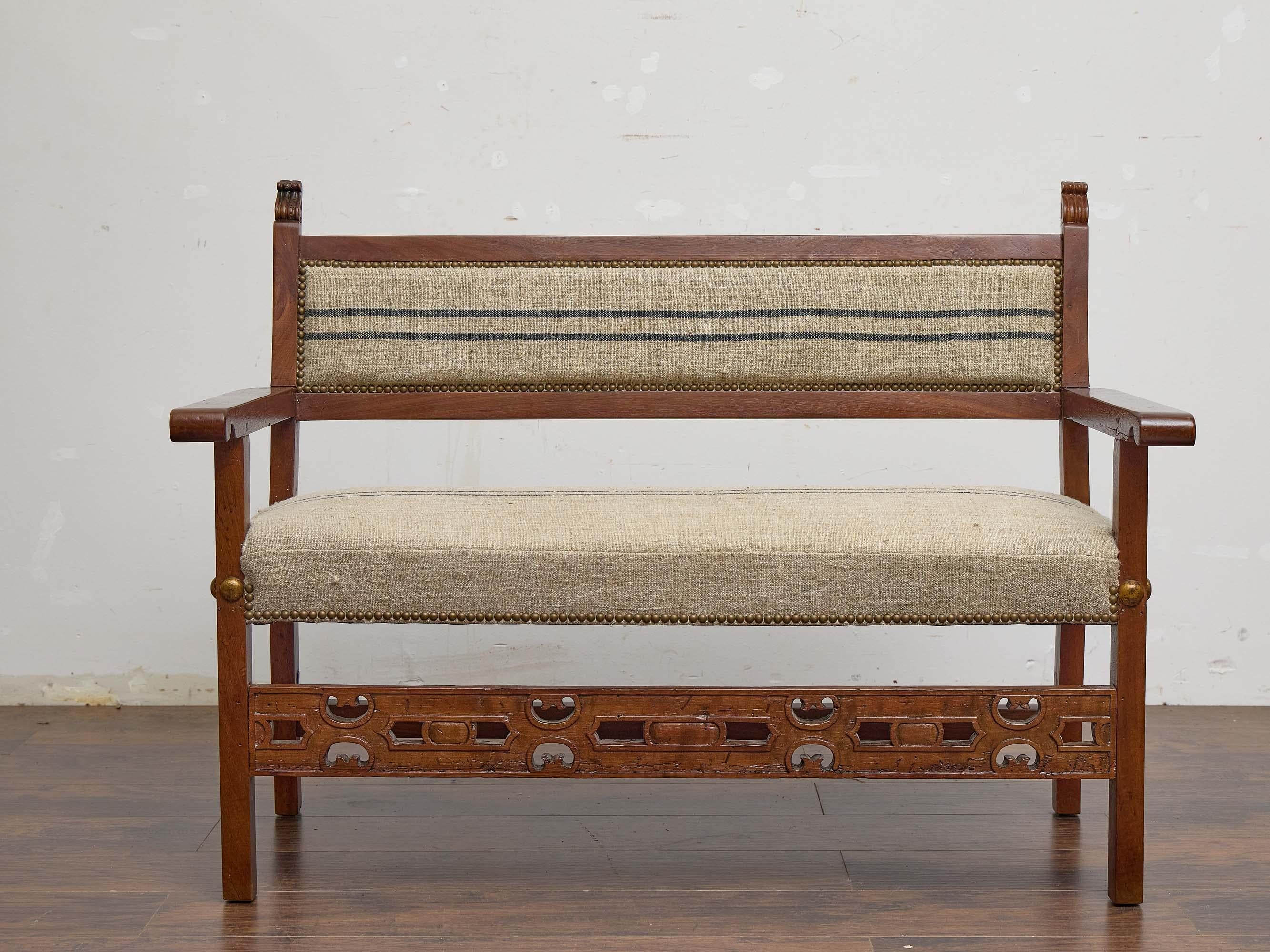 Questo divano inglese del XIX secolo unisce una sottile eleganza a un carattere rustico, con una struttura in legno massiccio e un grembiule traforato sotto la seduta. Lo schienale e la seduta sono rivestiti in tessuto vintage a sacco di grano - a