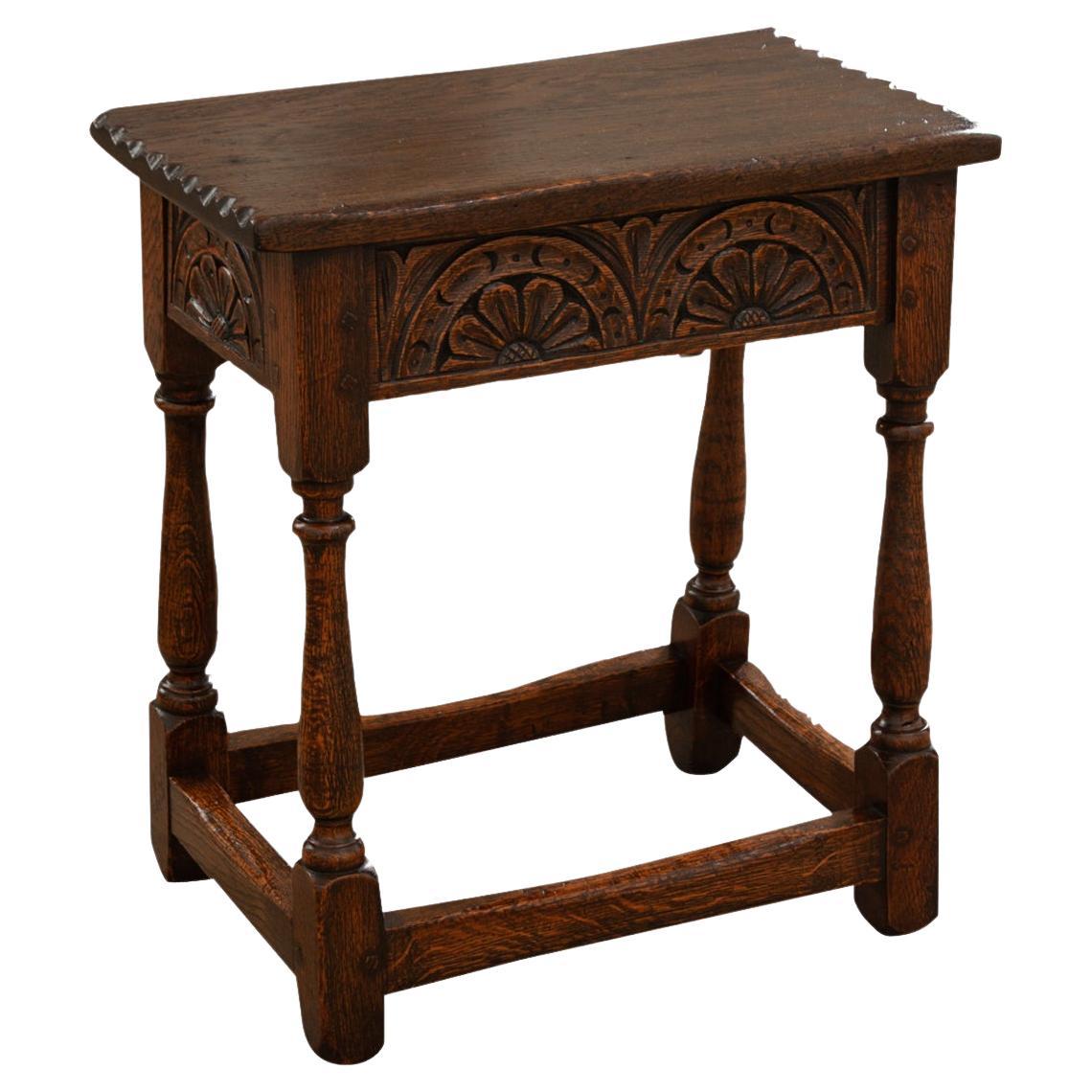 Tabouret en chêne sculpté anglais du 19ème siècle