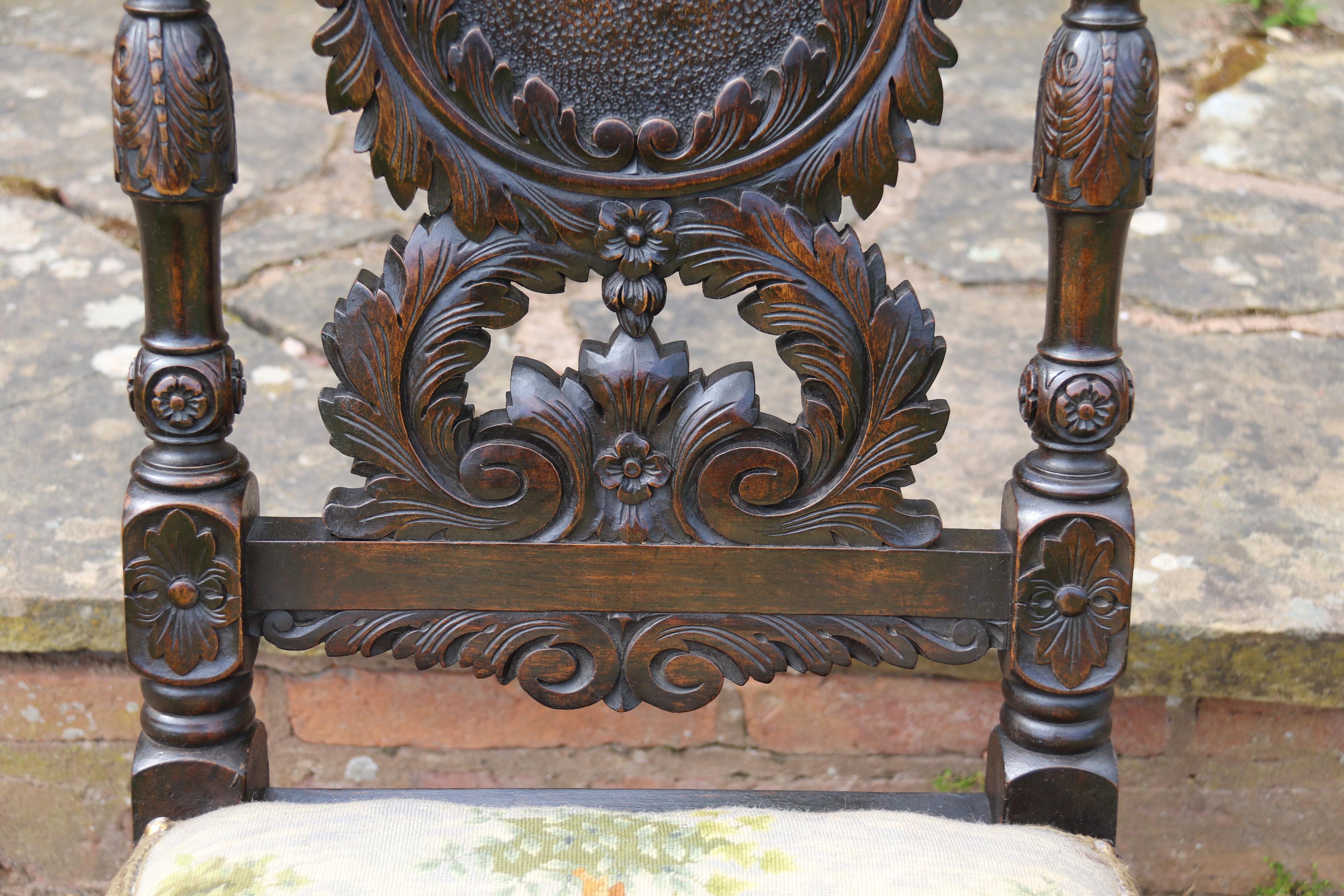 Chaise de campagne à dossier haut en noyer sculpté du 19e siècle, vers 1870 en vente 2