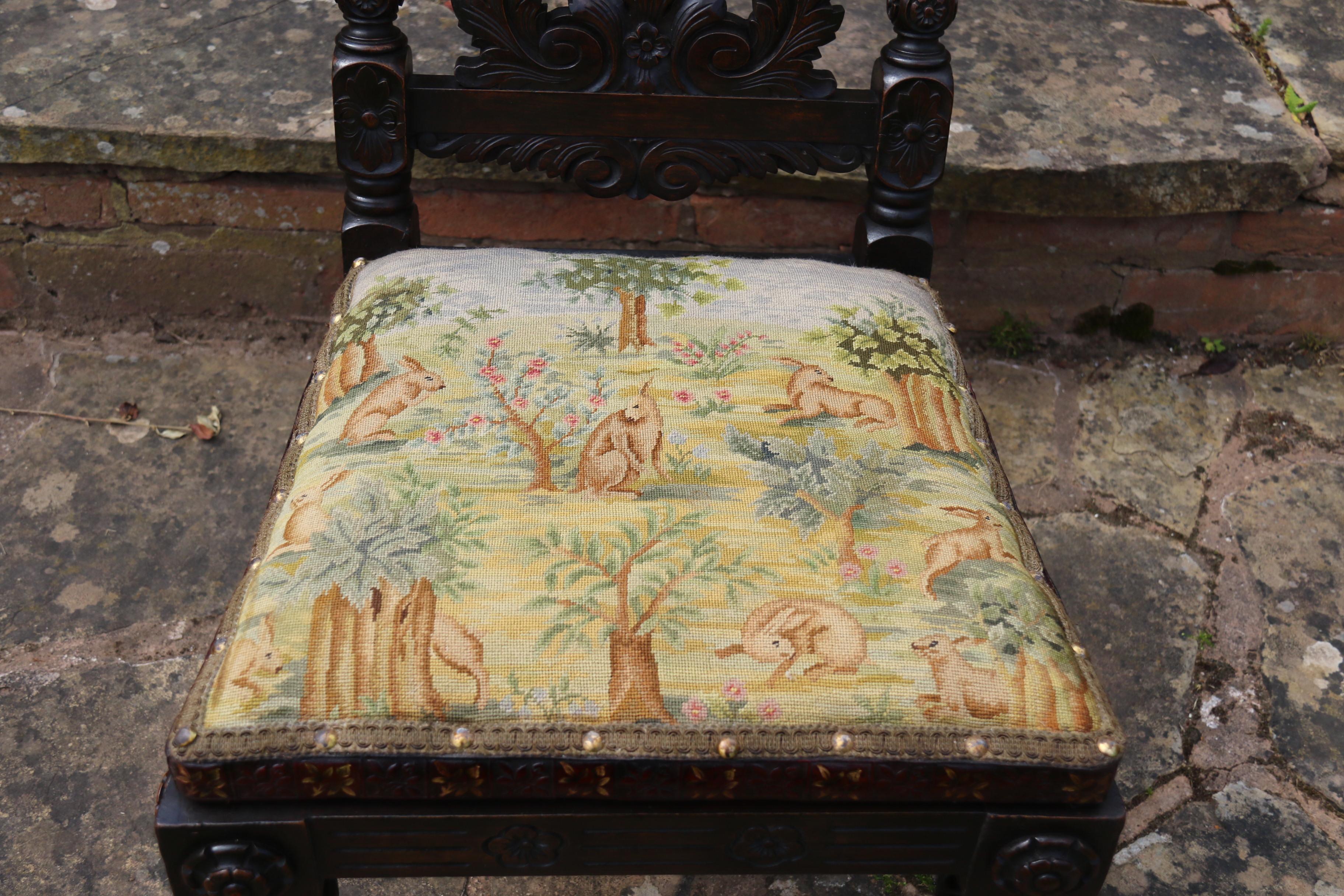Chaise de campagne à dossier haut en noyer sculpté du 19e siècle, vers 1870 en vente 3
