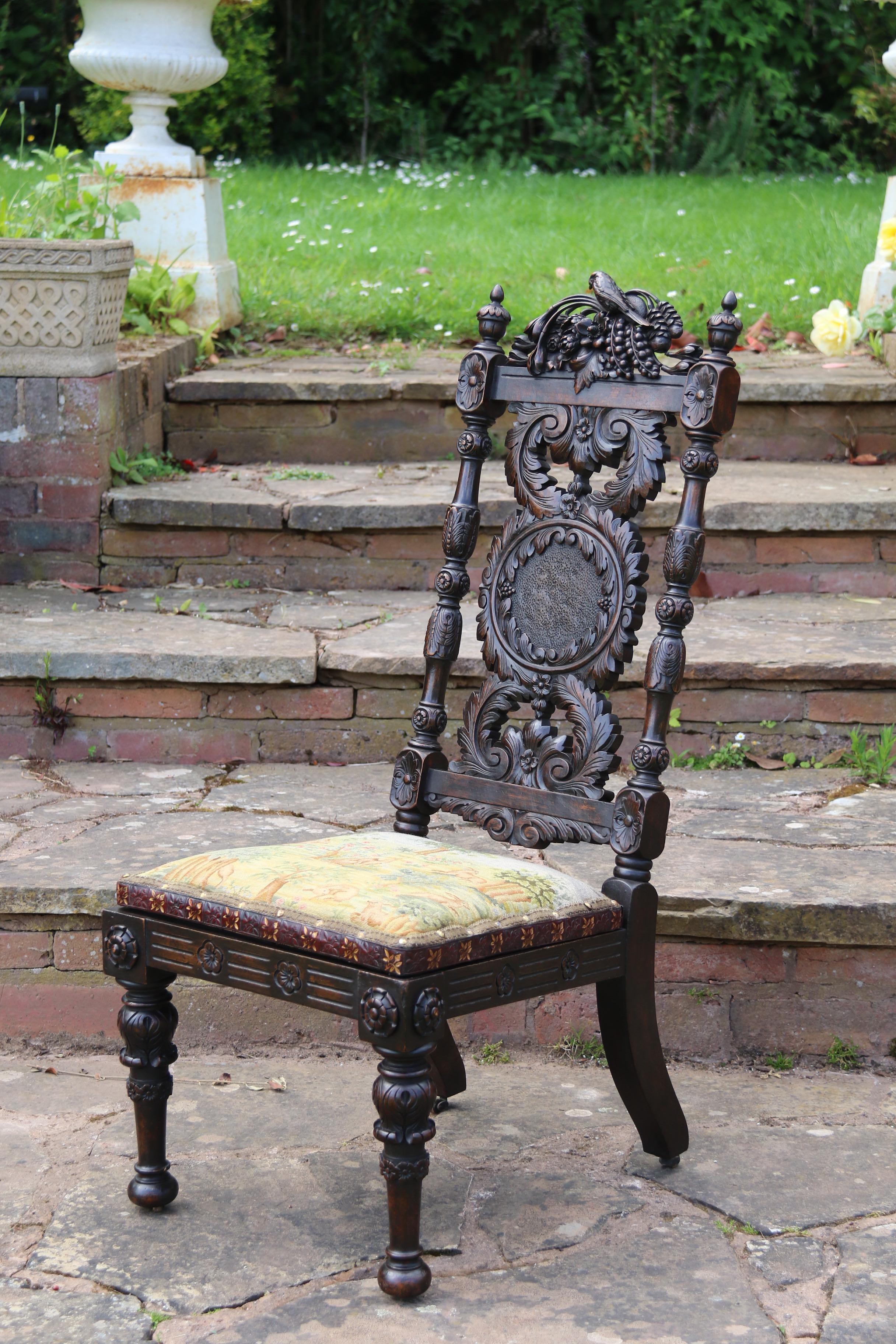 Chaise de campagne à dossier haut en noyer sculpté du 19e siècle, vers 1870 en vente 10