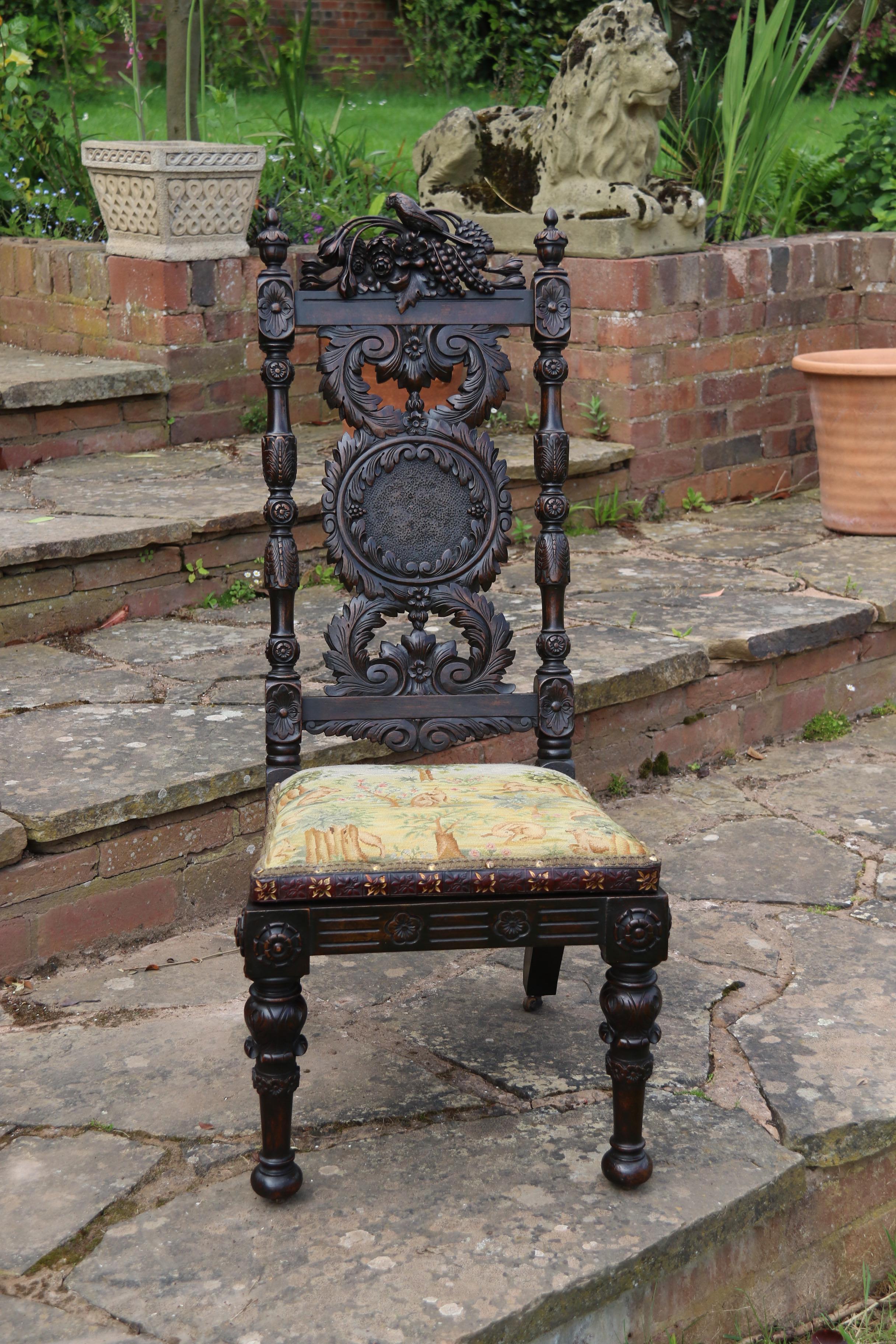 
Cette belle chaise de maison de campagne est très décorative et conviendrait à de nombreux usages.  Il est fabriqué en noyer et présente un dossier haut et orné, un panneau central élaboré et une barre d'appui naturaliste superbement sculptée avec