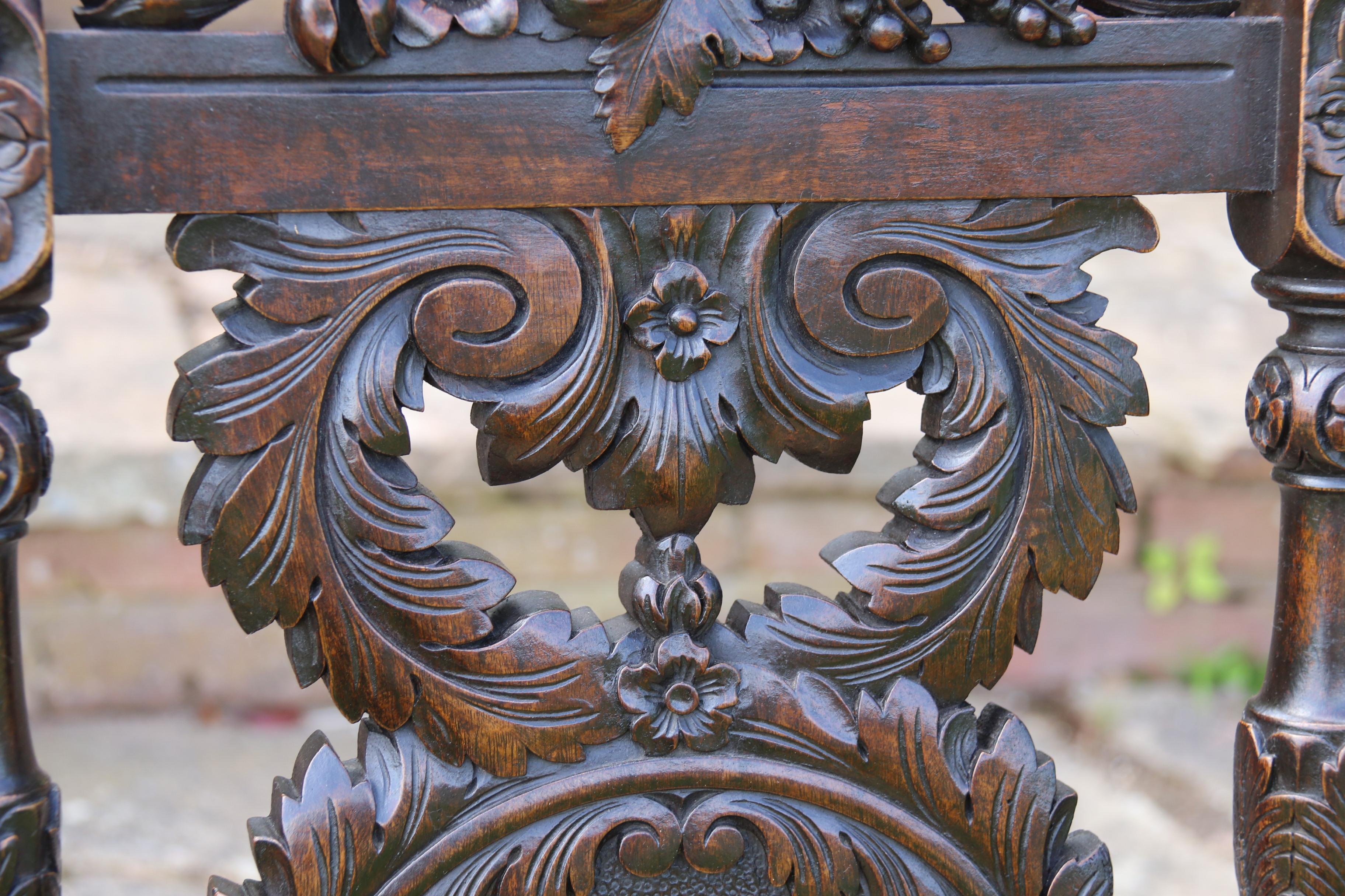 Chaise de campagne à dossier haut en noyer sculpté du 19e siècle, vers 1870 en vente 12