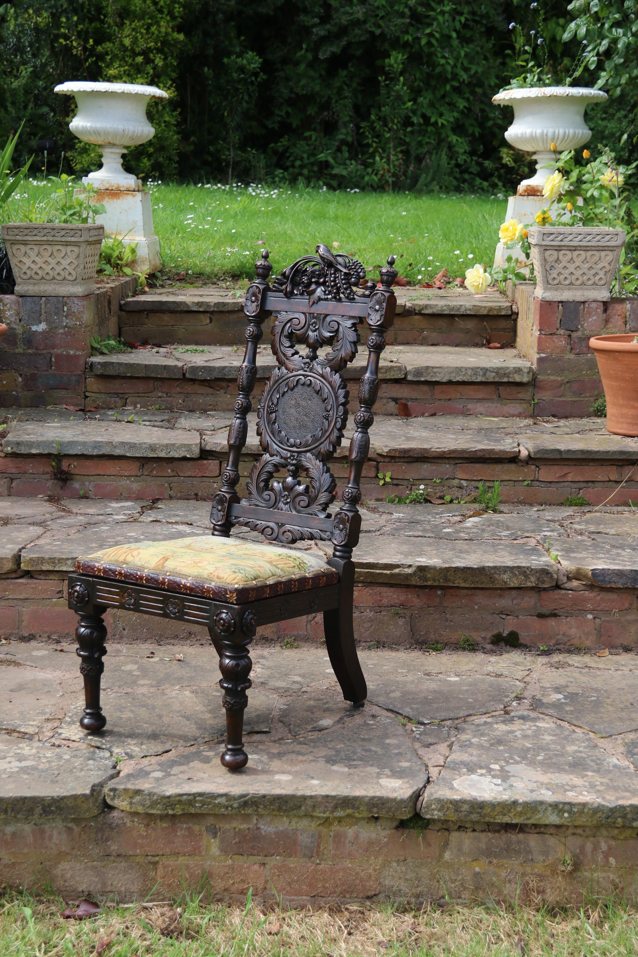 Victorien Chaise de campagne à dossier haut en noyer sculpté du 19e siècle, vers 1870 en vente