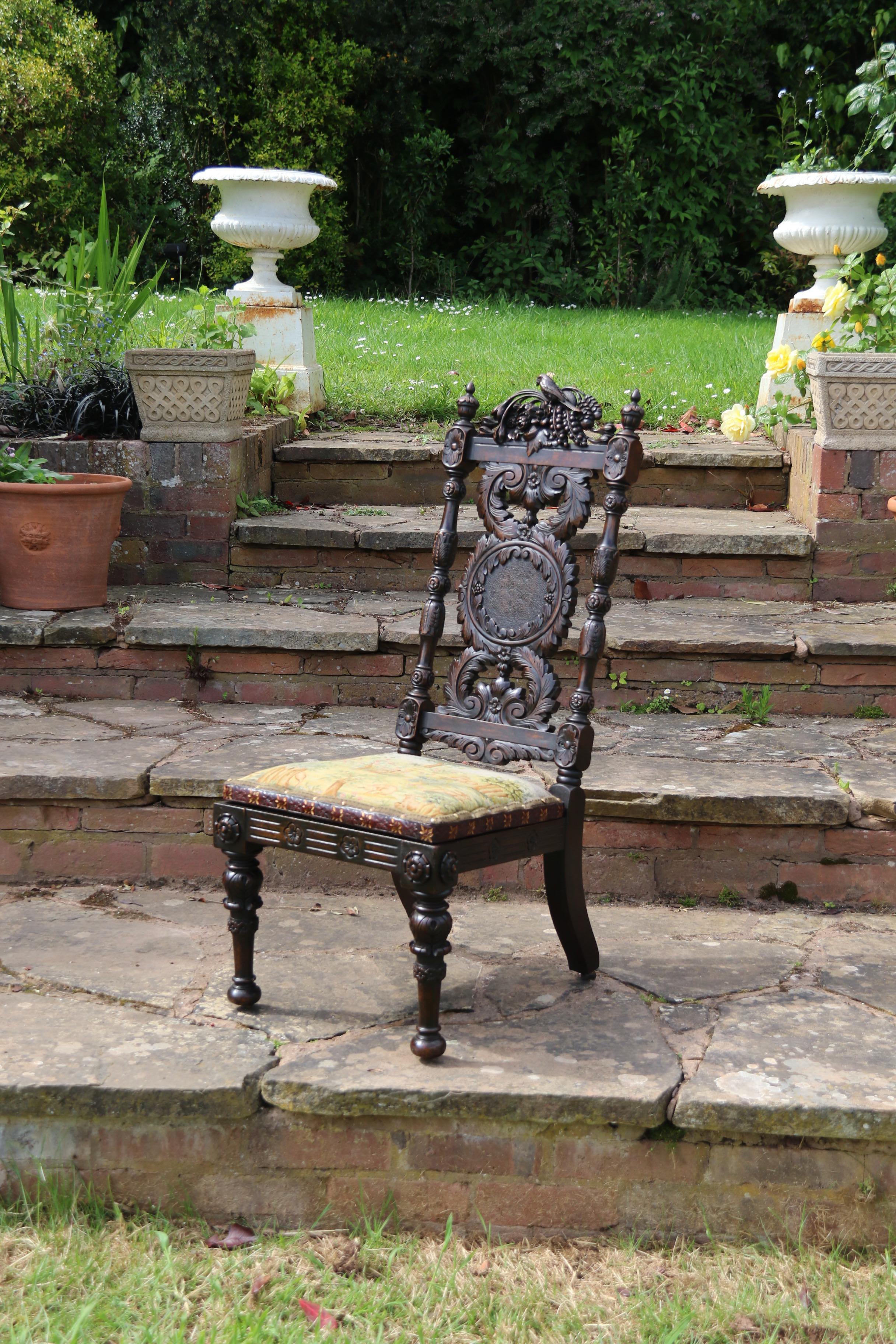 Anglais Chaise de campagne à dossier haut en noyer sculpté du 19e siècle, vers 1870 en vente
