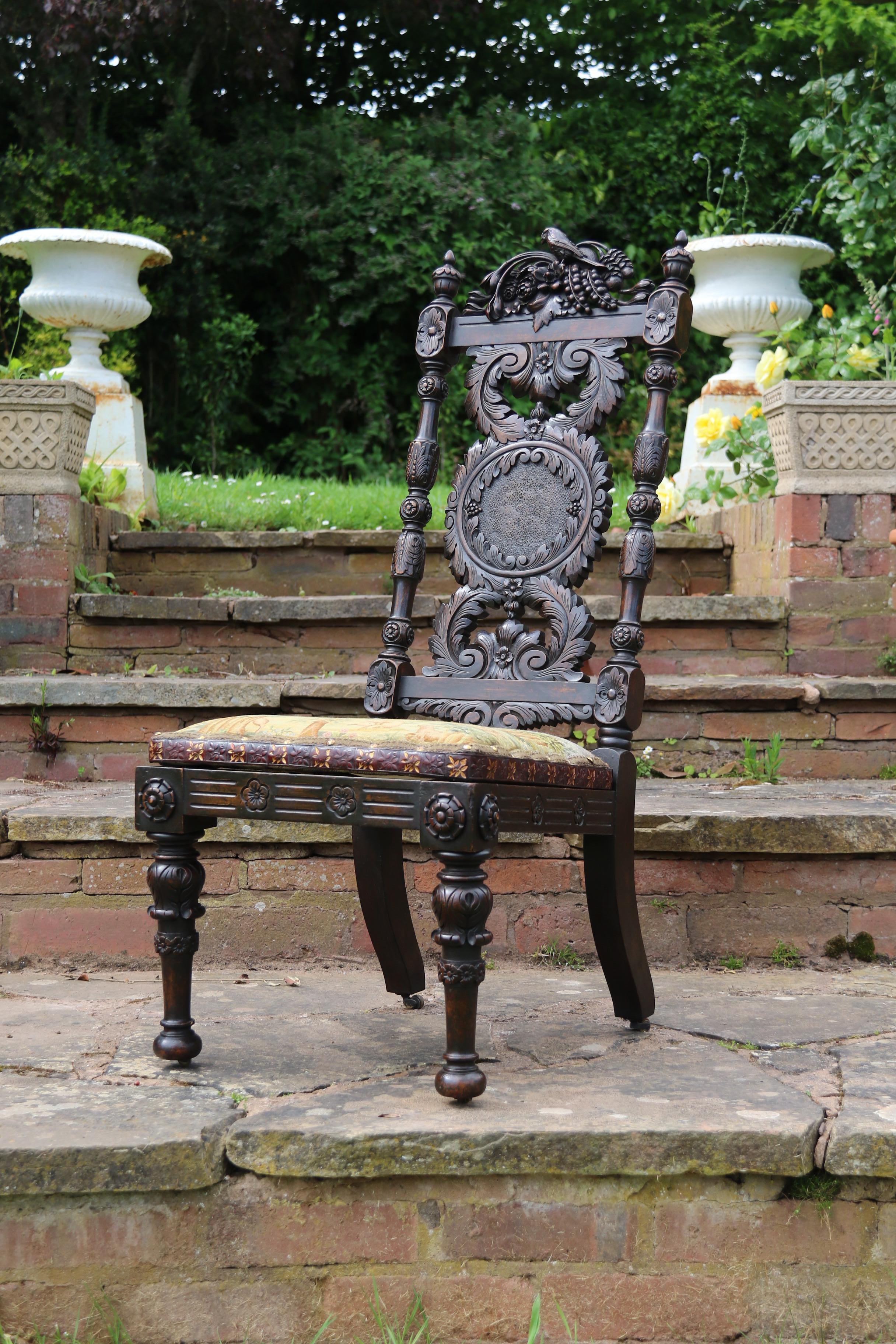 Chaise de campagne à dossier haut en noyer sculpté du 19e siècle, vers 1870 Bon état - En vente à Central England, GB