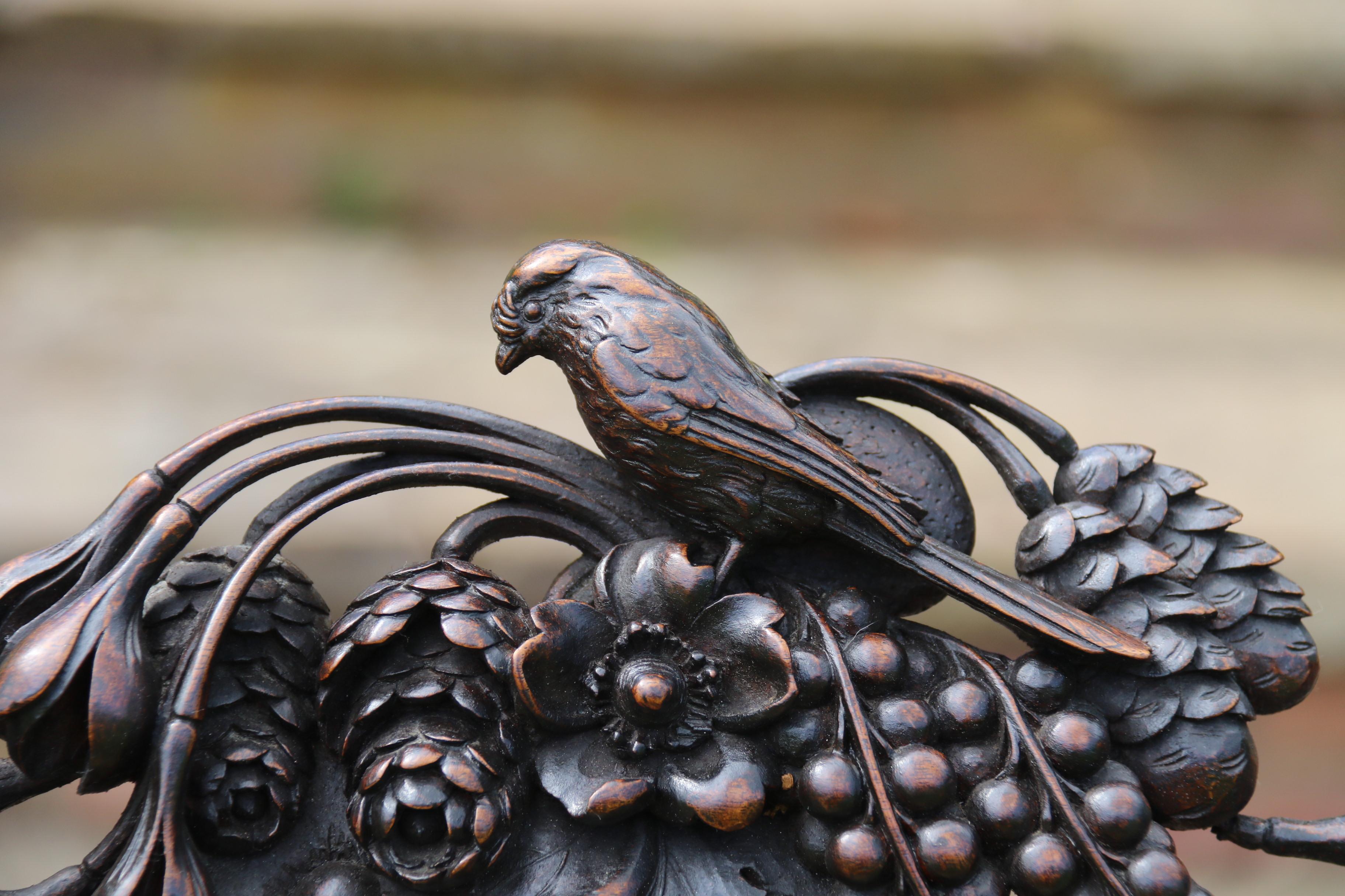 XIXe siècle Chaise de campagne à dossier haut en noyer sculpté du 19e siècle, vers 1870 en vente