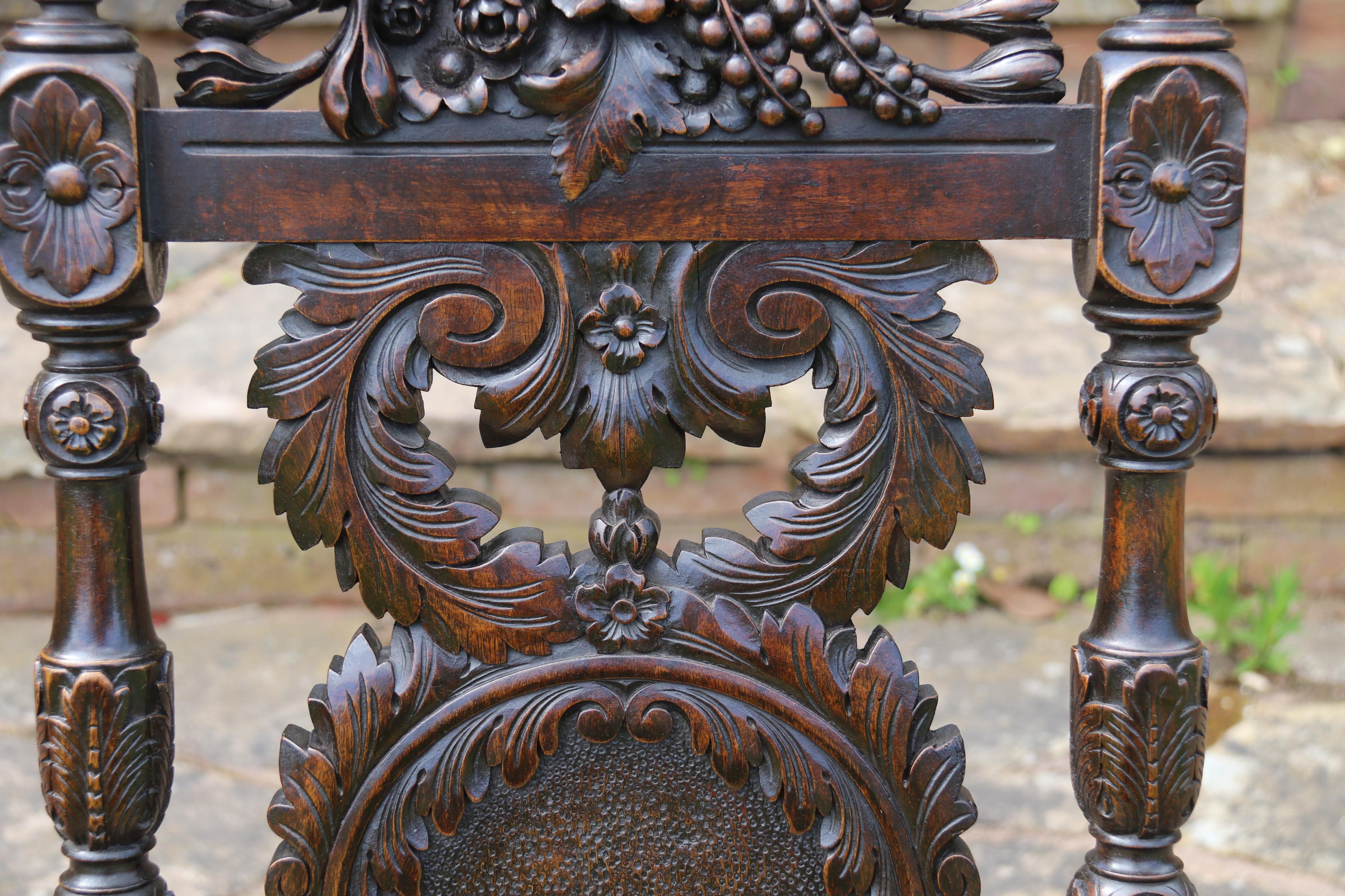 Noyer Chaise de campagne à dossier haut en noyer sculpté du 19e siècle, vers 1870 en vente