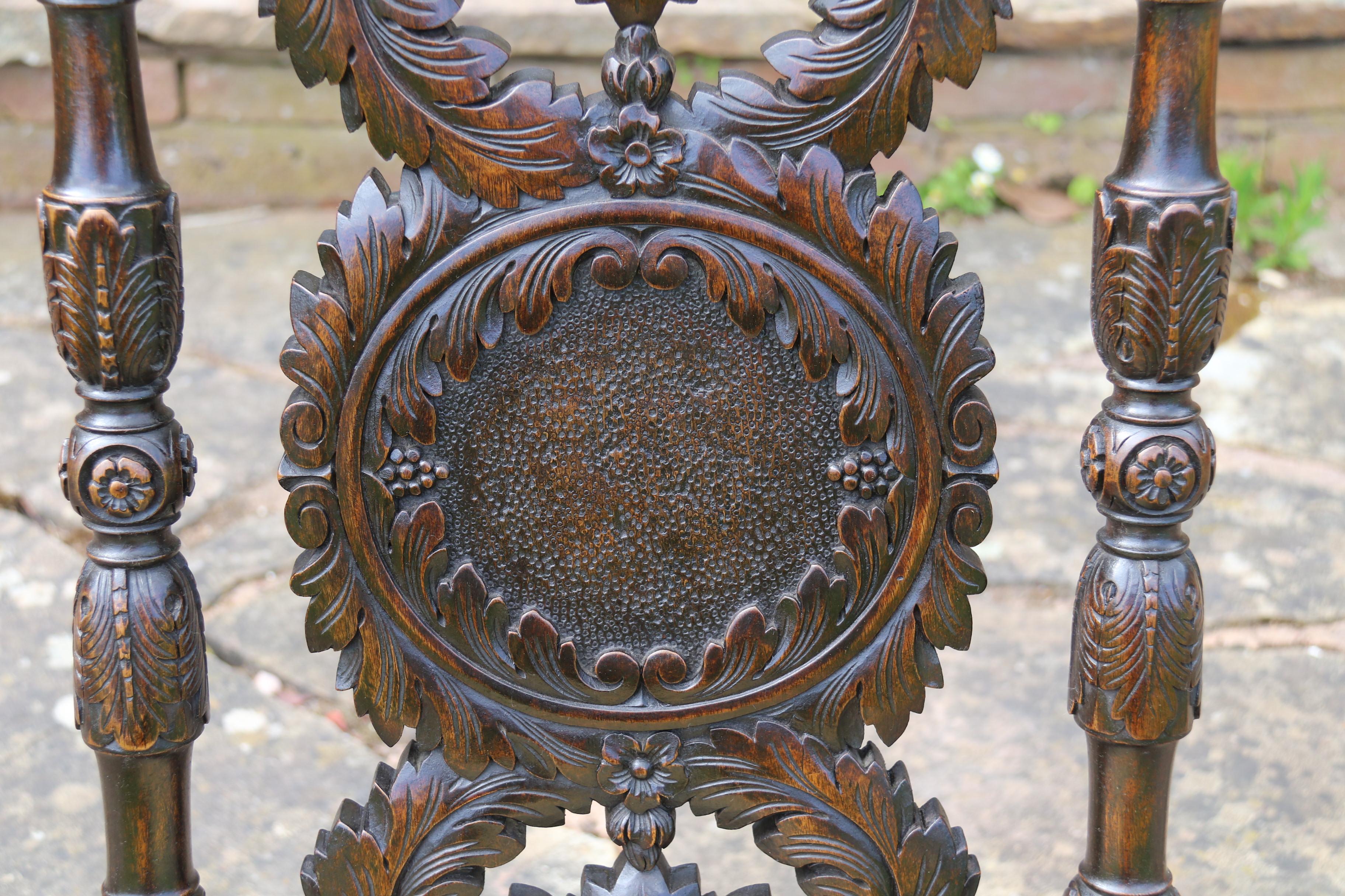 Chaise de campagne à dossier haut en noyer sculpté du 19e siècle, vers 1870 en vente 1