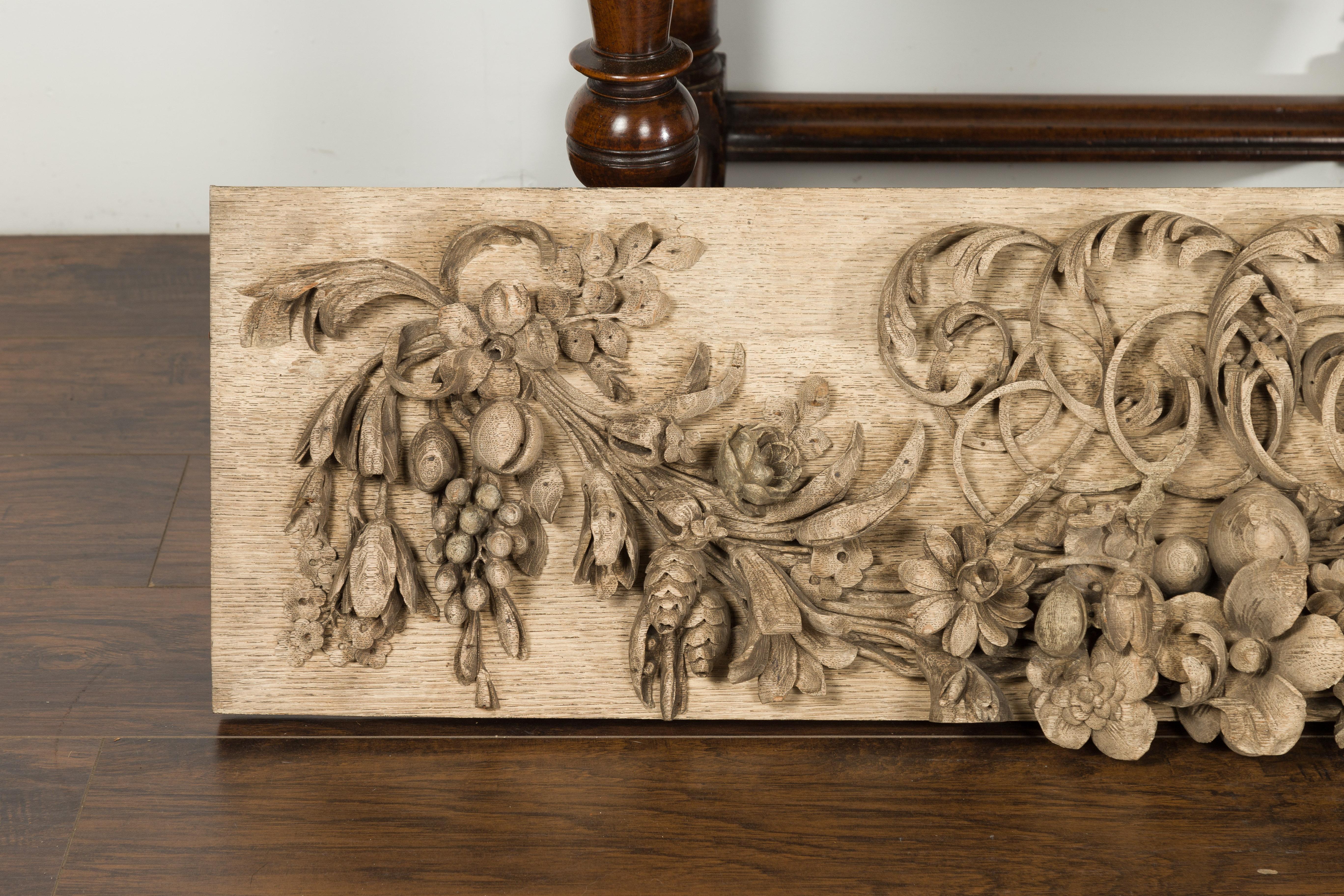 English 19th Century Carved Wooden Fragment with Fruits and Flower Garland In Good Condition For Sale In Atlanta, GA