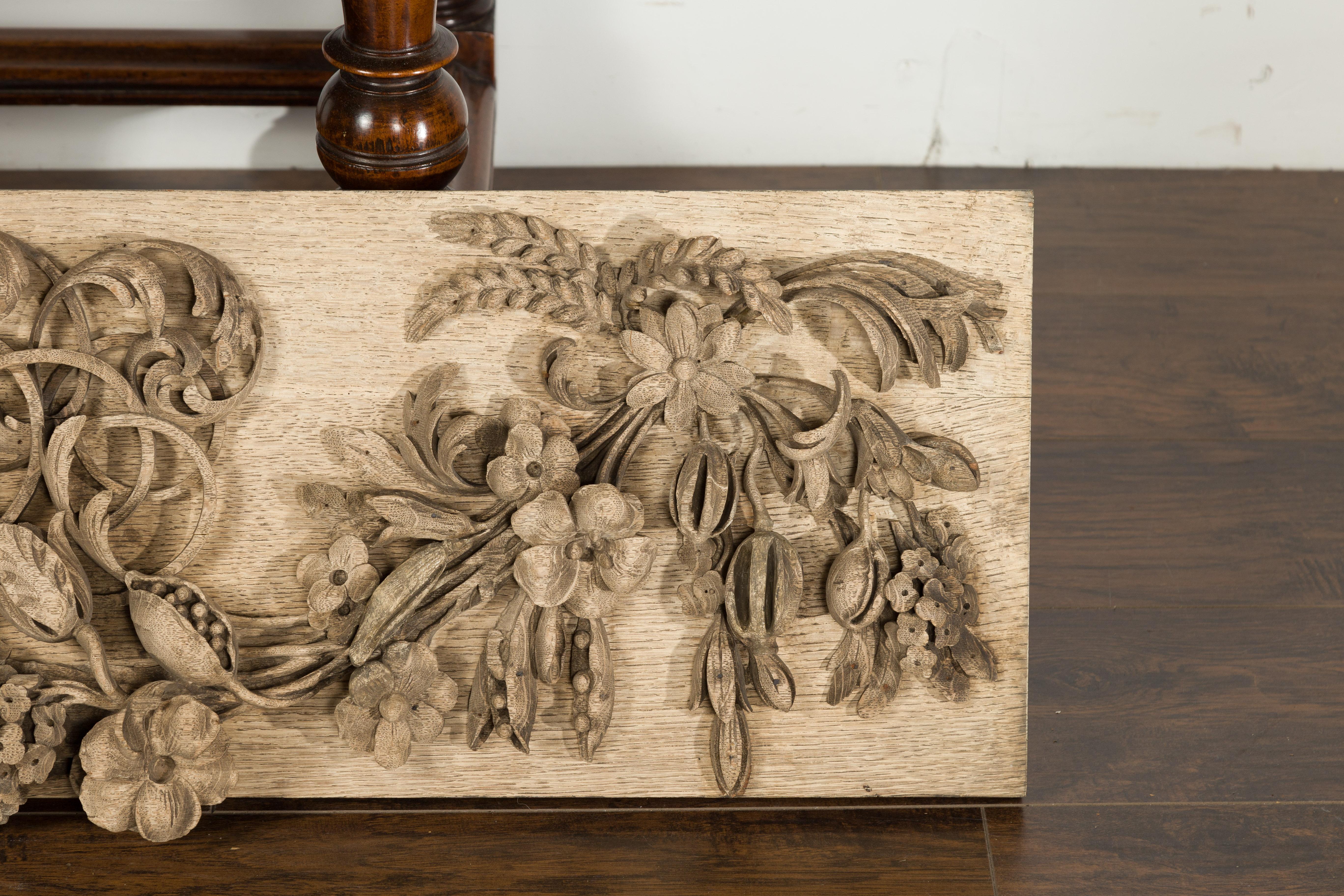 Englisches geschnitztes Holzfragment des 19. Jahrhunderts mit Früchten und Blumengirland im Angebot 1