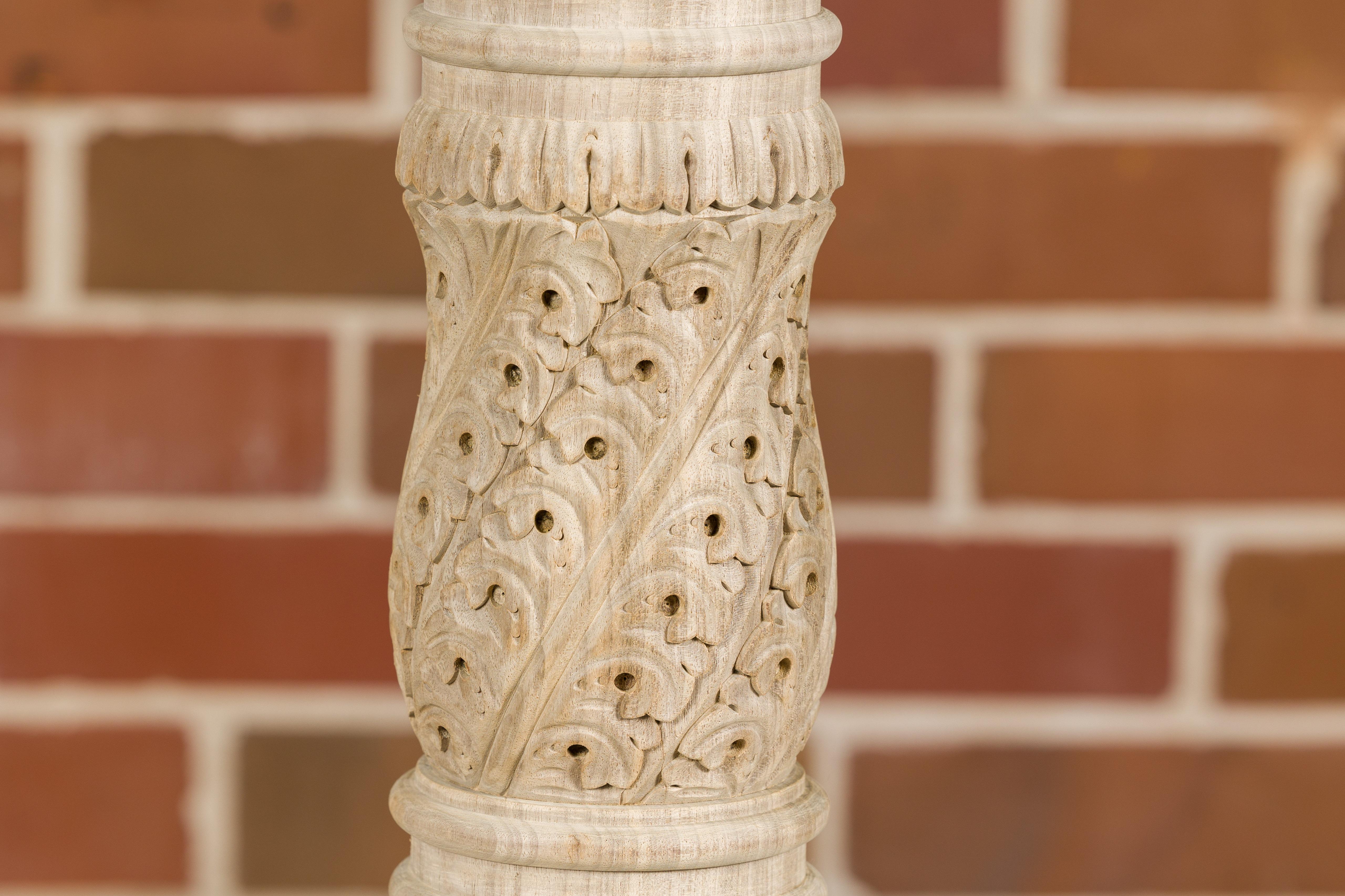 Englische geschnitzte Holzfragmente des 19. Jahrhunderts, die zu US- verdrahteten Tischlampen verarbeitet wurden im Angebot 8