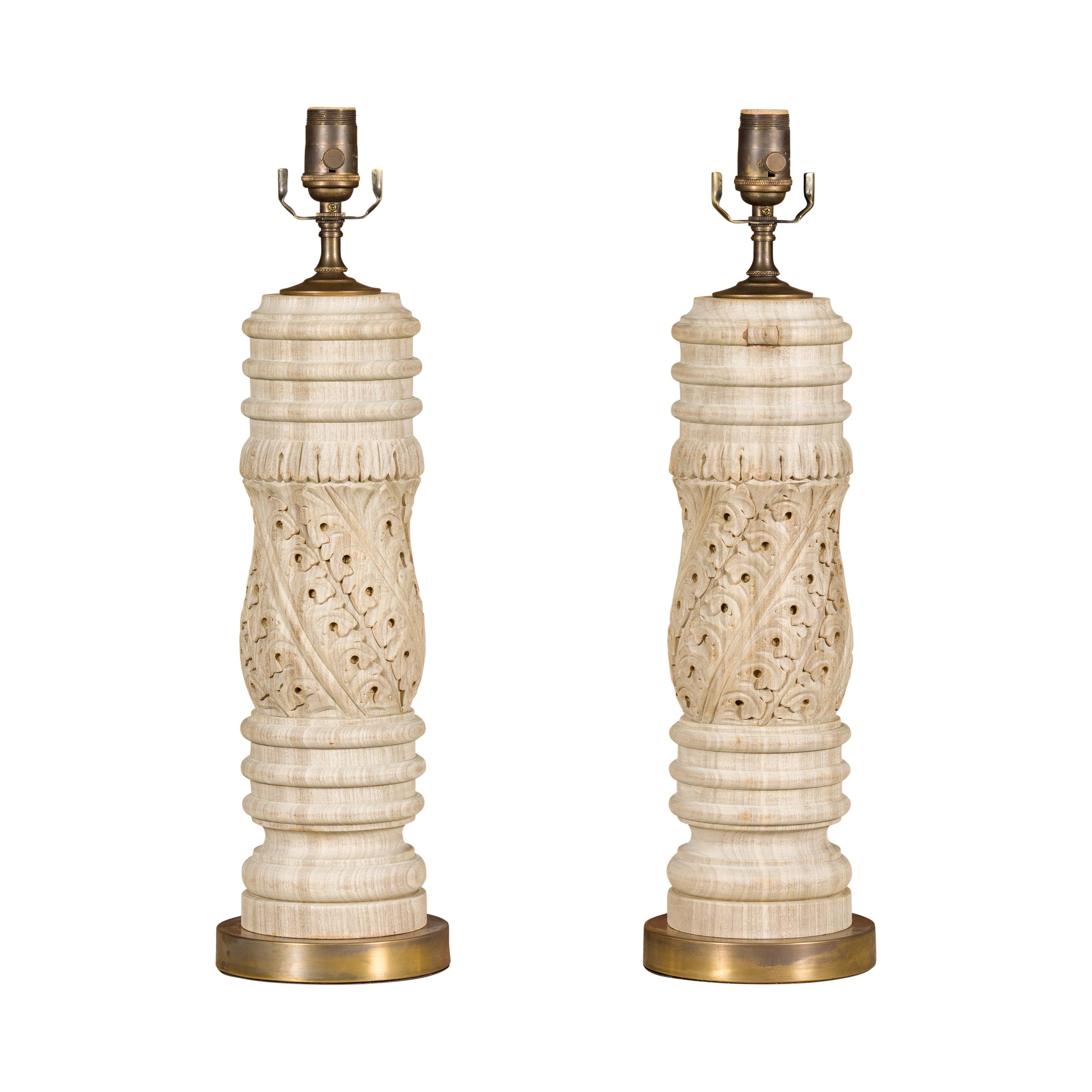 Englische geschnitzte Holzfragmente des 19. Jahrhunderts, die zu US- verdrahteten Tischlampen verarbeitet wurden im Angebot 11