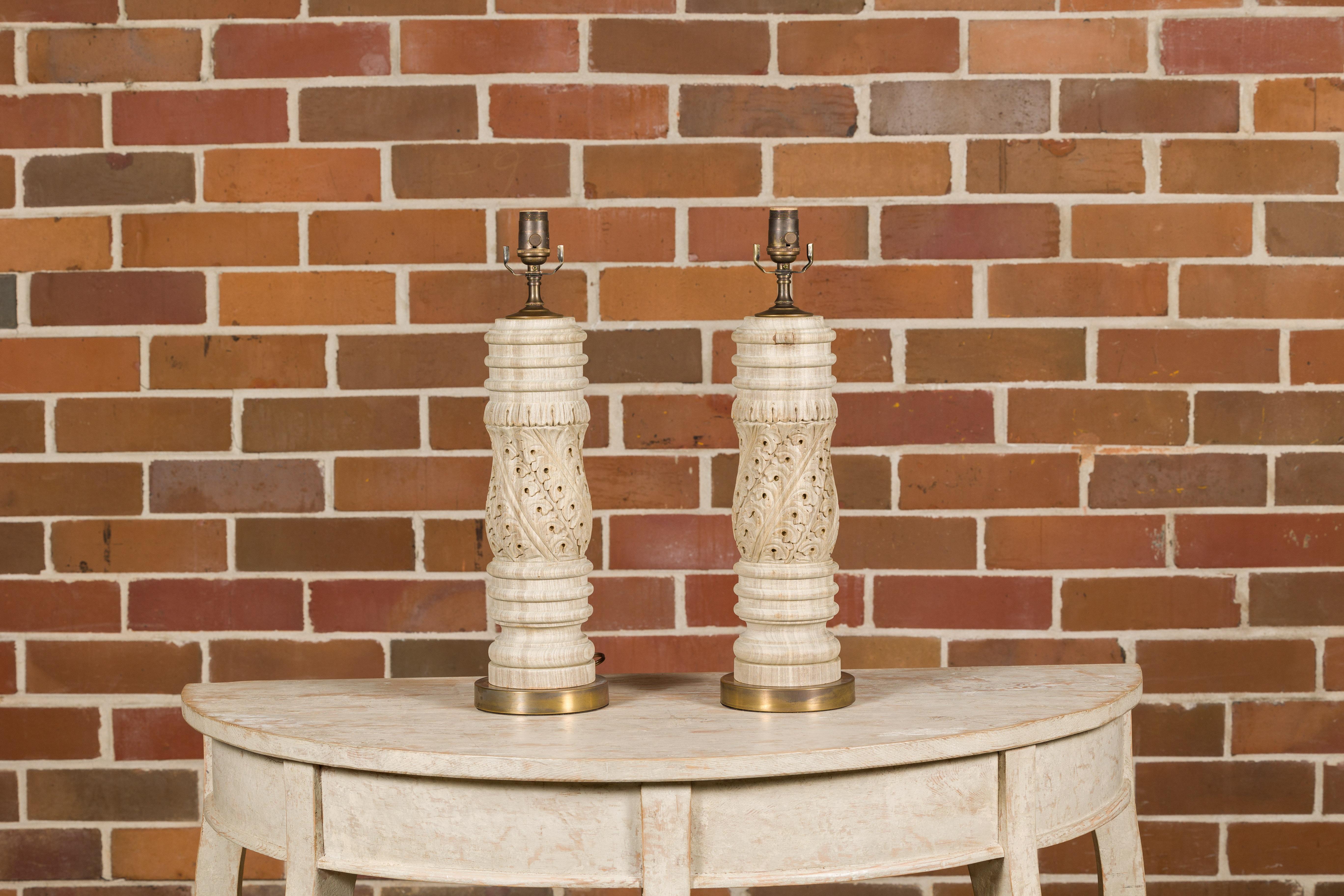 Englische geschnitzte Holzfragmente des 19. Jahrhunderts, die zu US- verdrahteten Tischlampen verarbeitet wurden (Geschnitzt) im Angebot