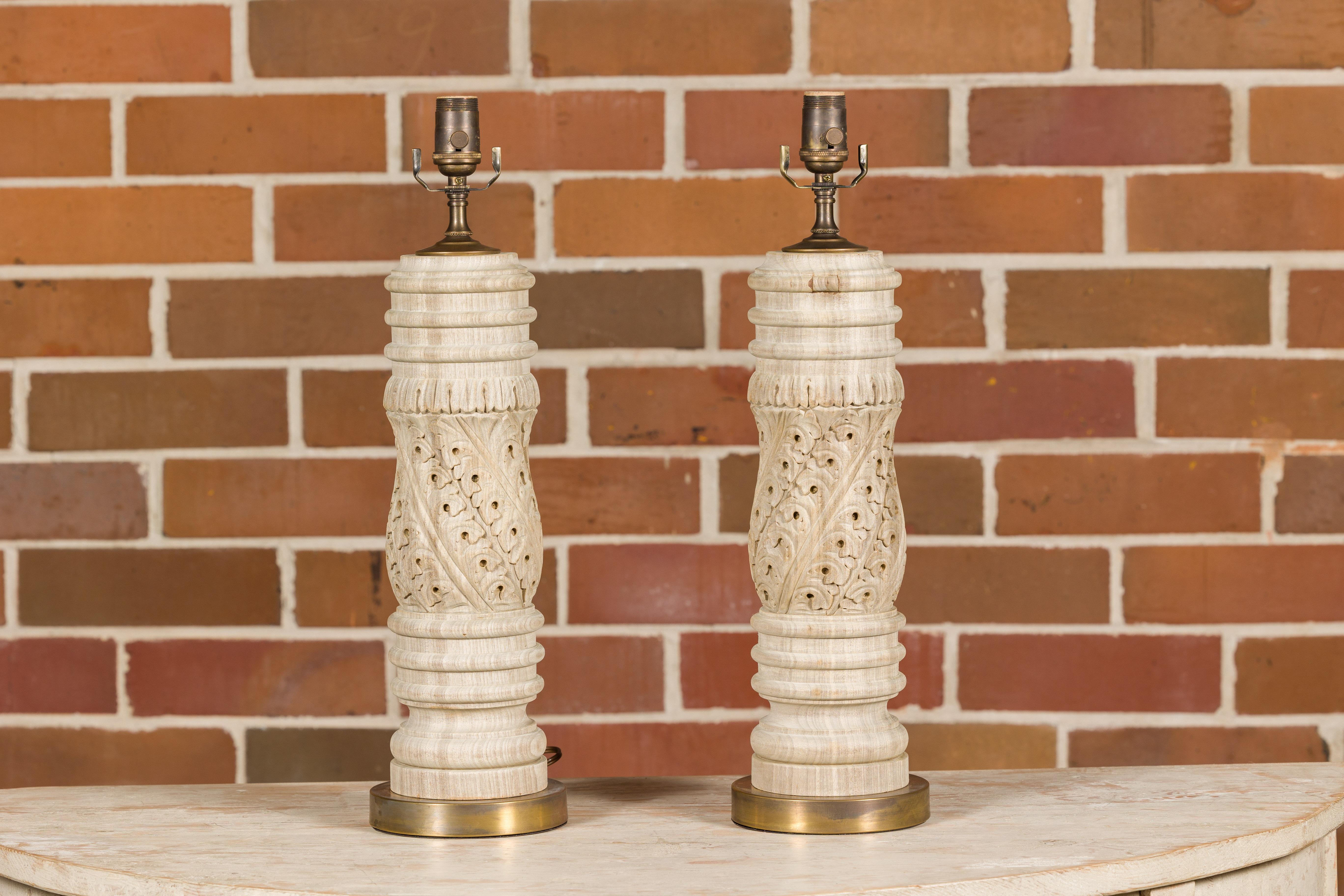 Englische geschnitzte Holzfragmente des 19. Jahrhunderts, die zu US- verdrahteten Tischlampen verarbeitet wurden im Zustand „Gut“ im Angebot in Atlanta, GA