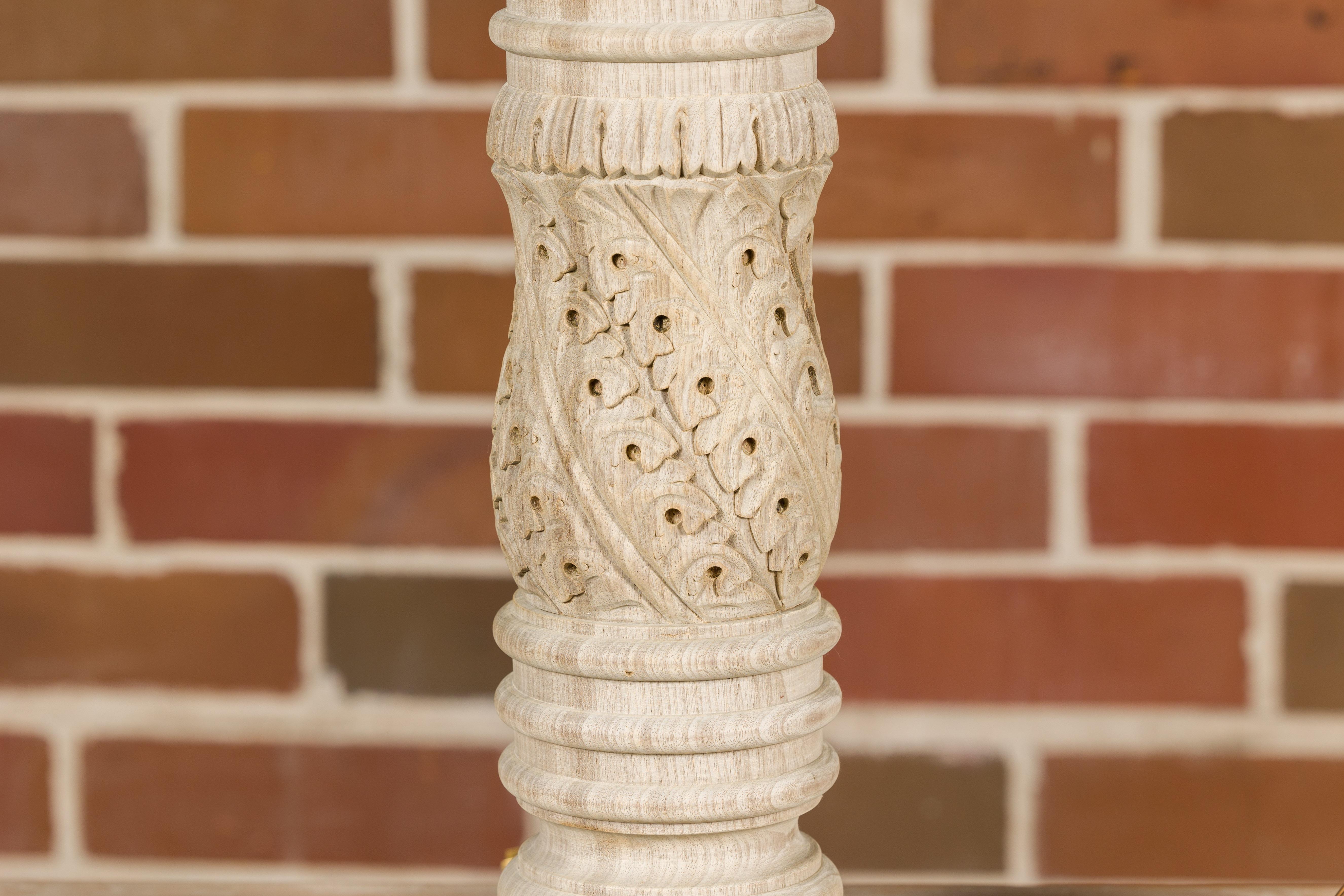 Englische geschnitzte Holzfragmente des 19. Jahrhunderts, die zu US- verdrahteten Tischlampen verarbeitet wurden im Angebot 5