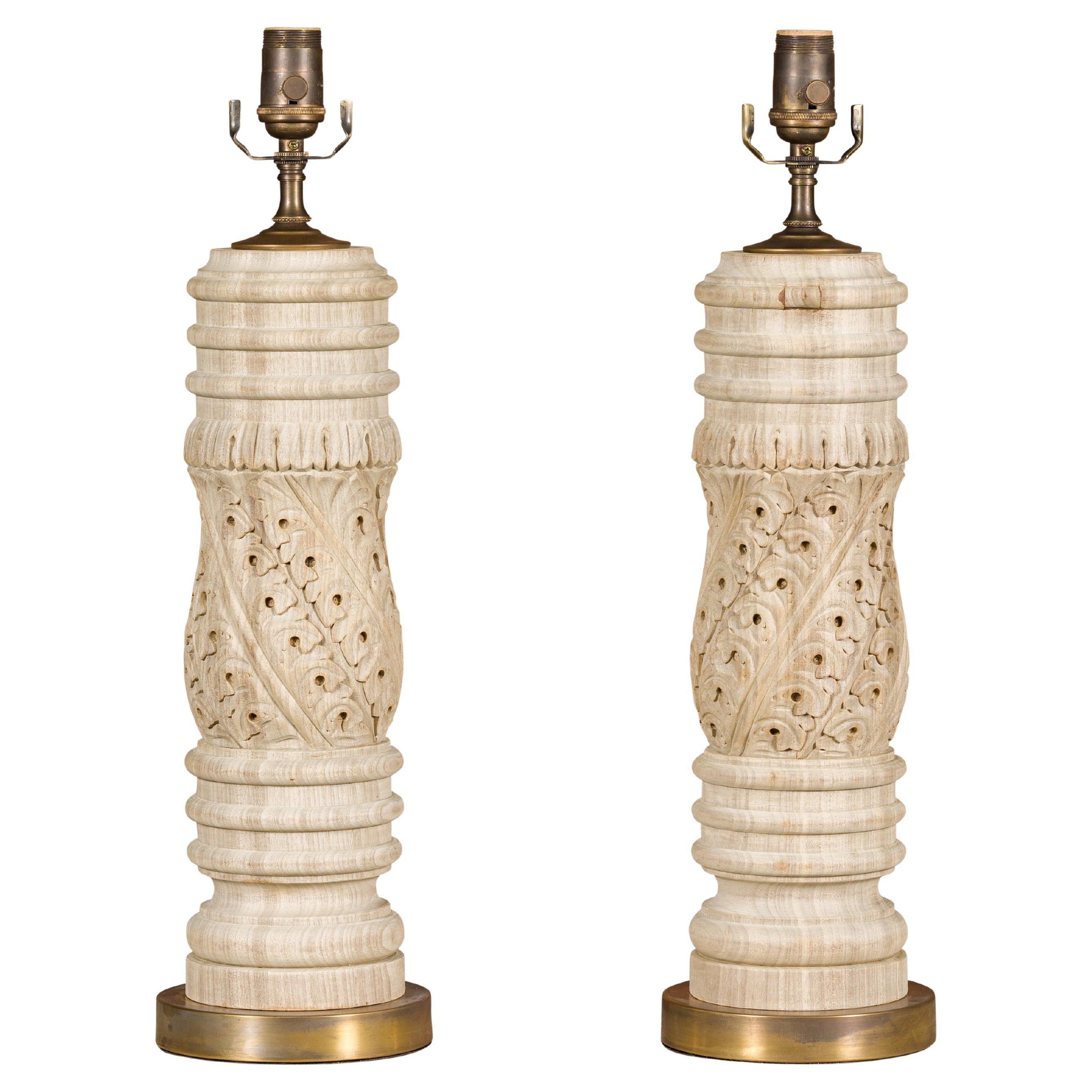 Englische geschnitzte Holzfragmente des 19. Jahrhunderts, die zu US- verdrahteten Tischlampen verarbeitet wurden im Angebot