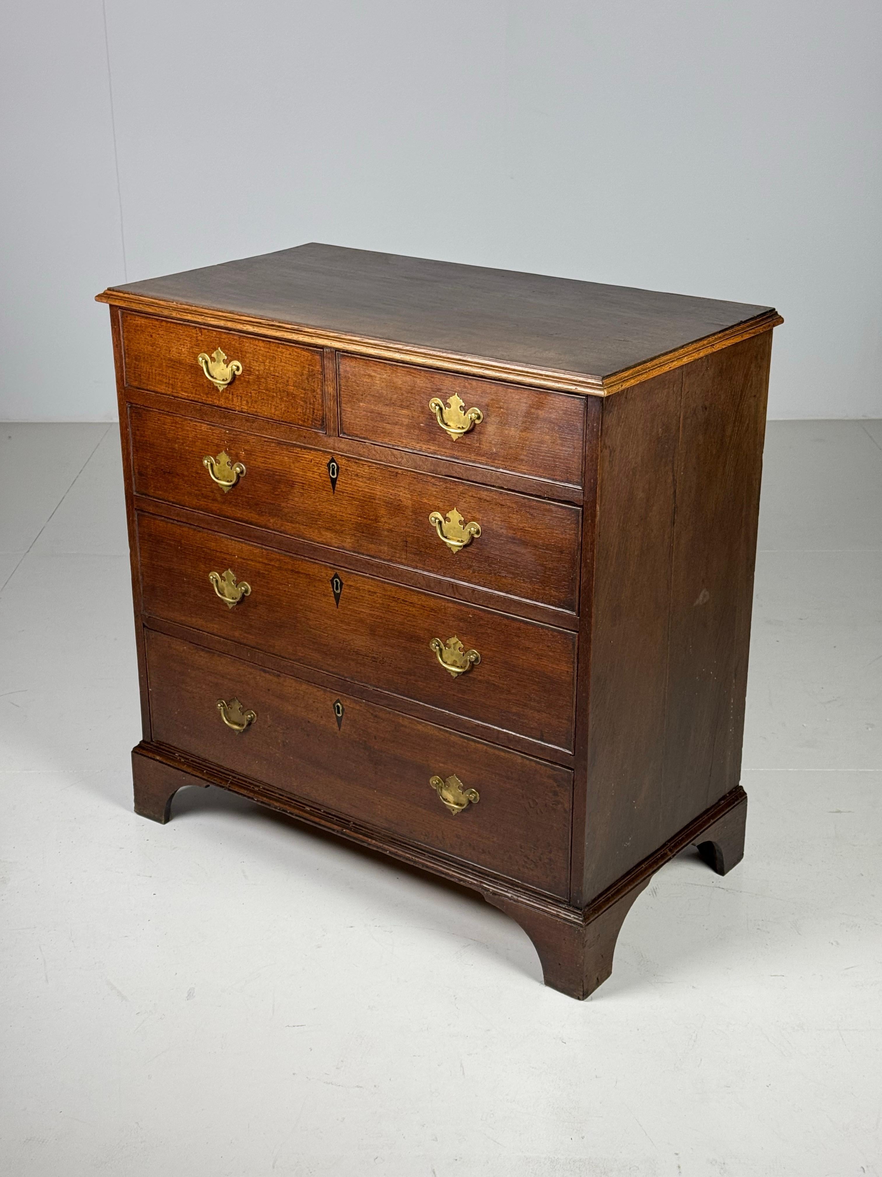 English 19th Century Chest of Drawers For Sale 7
