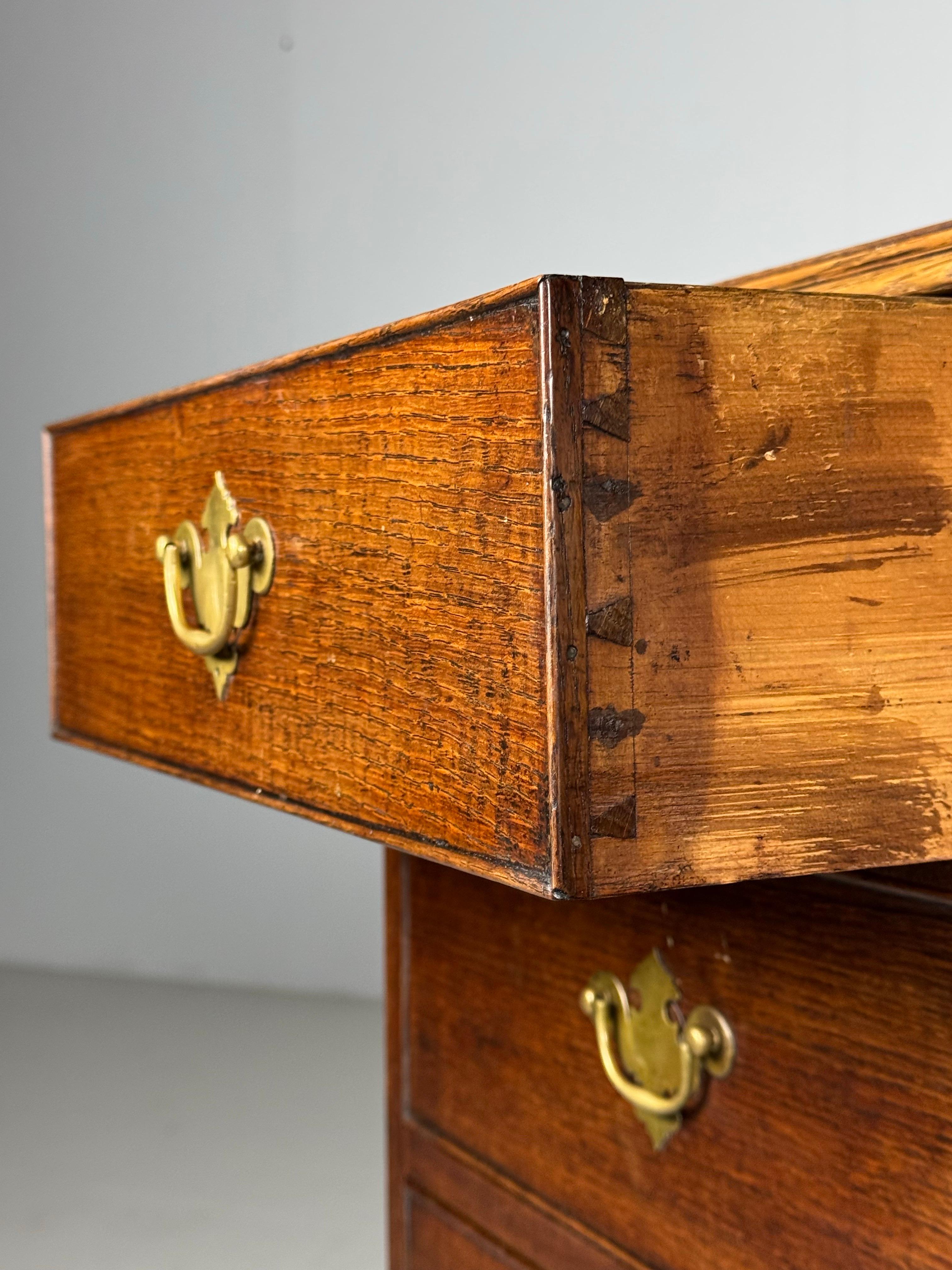 Oak chest of drawers / chest of drawers. Original from England, mid 19th century. In very good condition. Drawers run properly.

Size: 98W x 97H x 52D