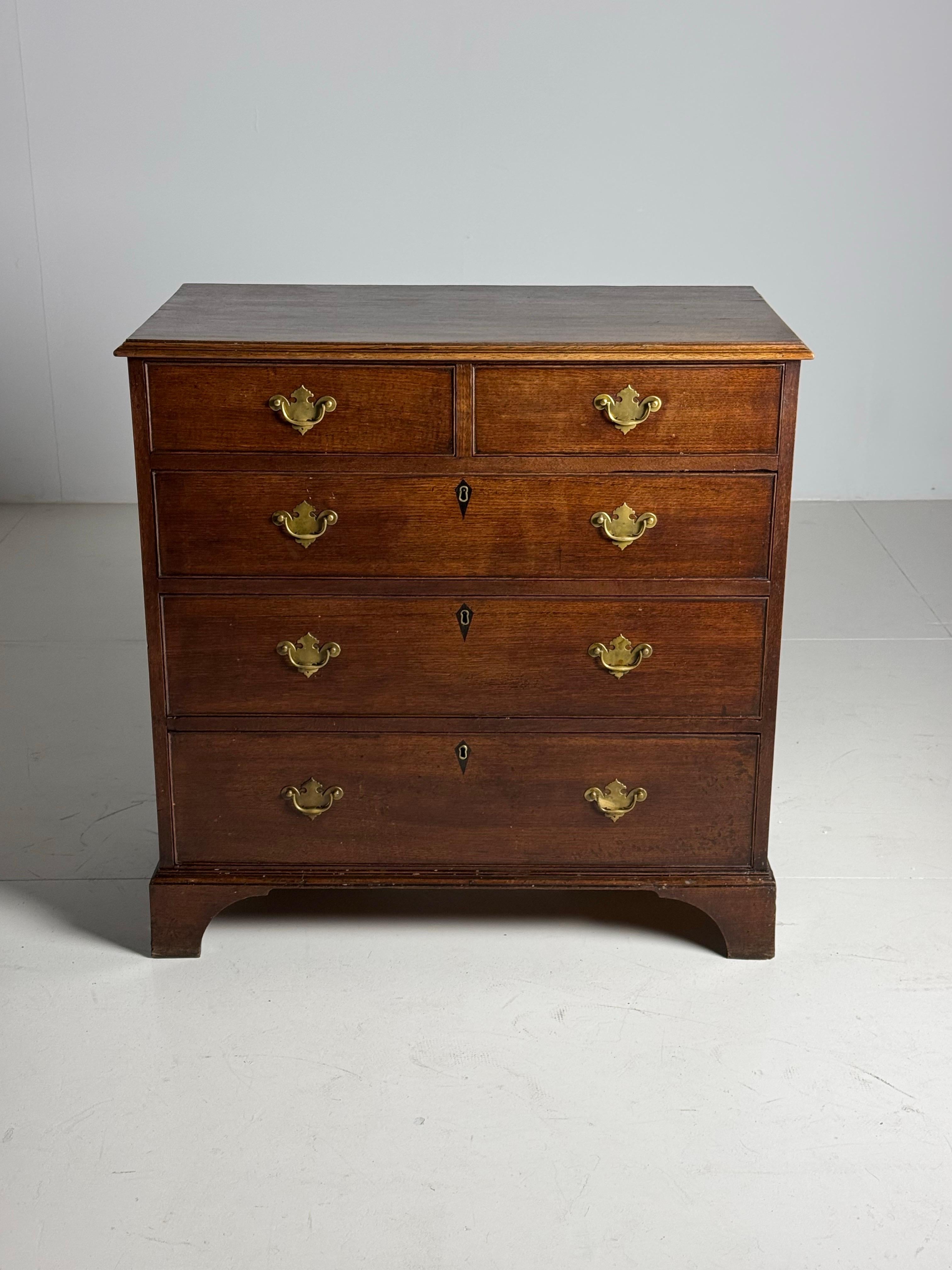 English 19th Century Chest of Drawers For Sale 3