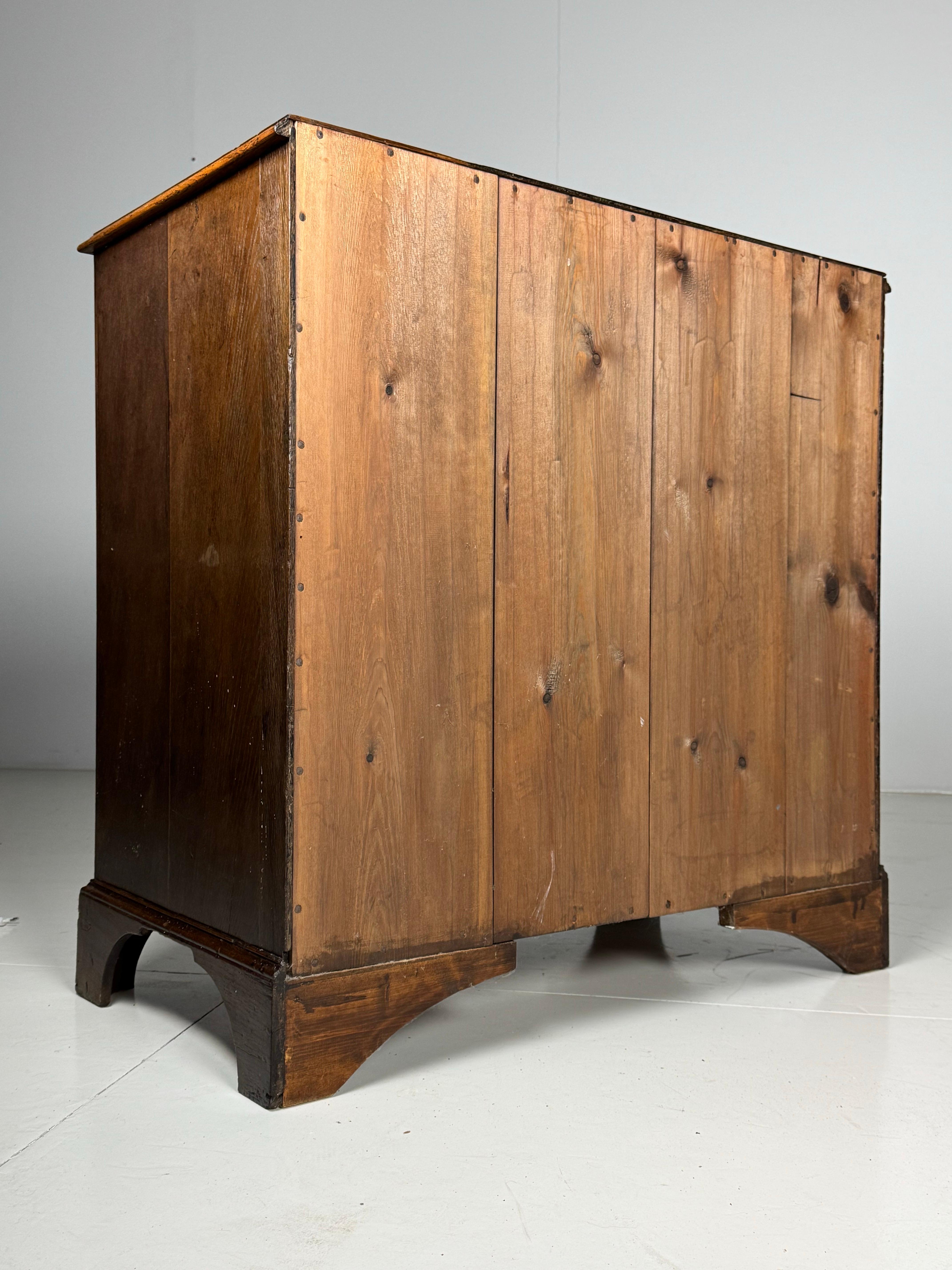 English 19th Century Chest of Drawers For Sale 4