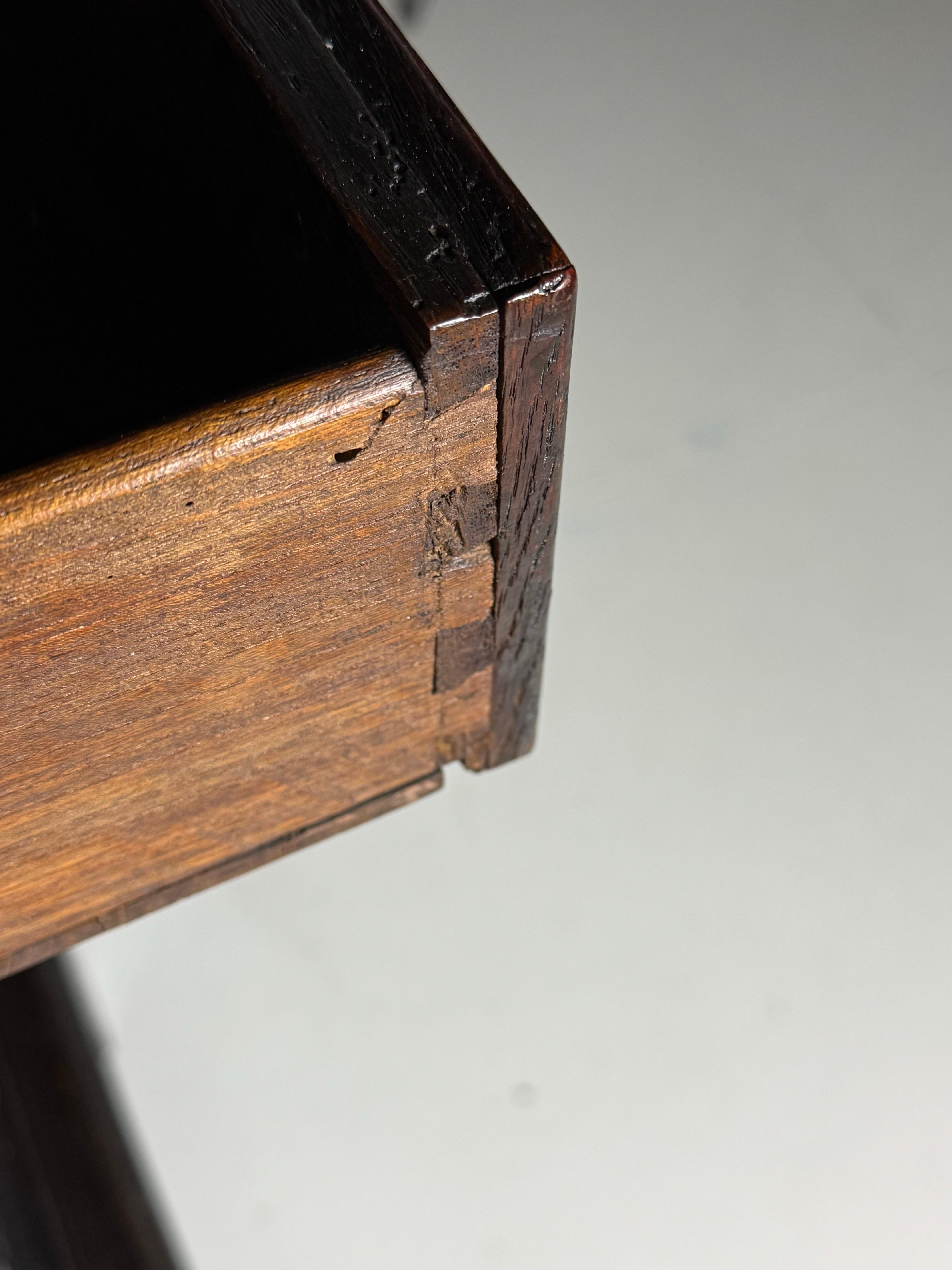 Commode anglaise du 19ème siècle avec façade sculptée en vente 5
